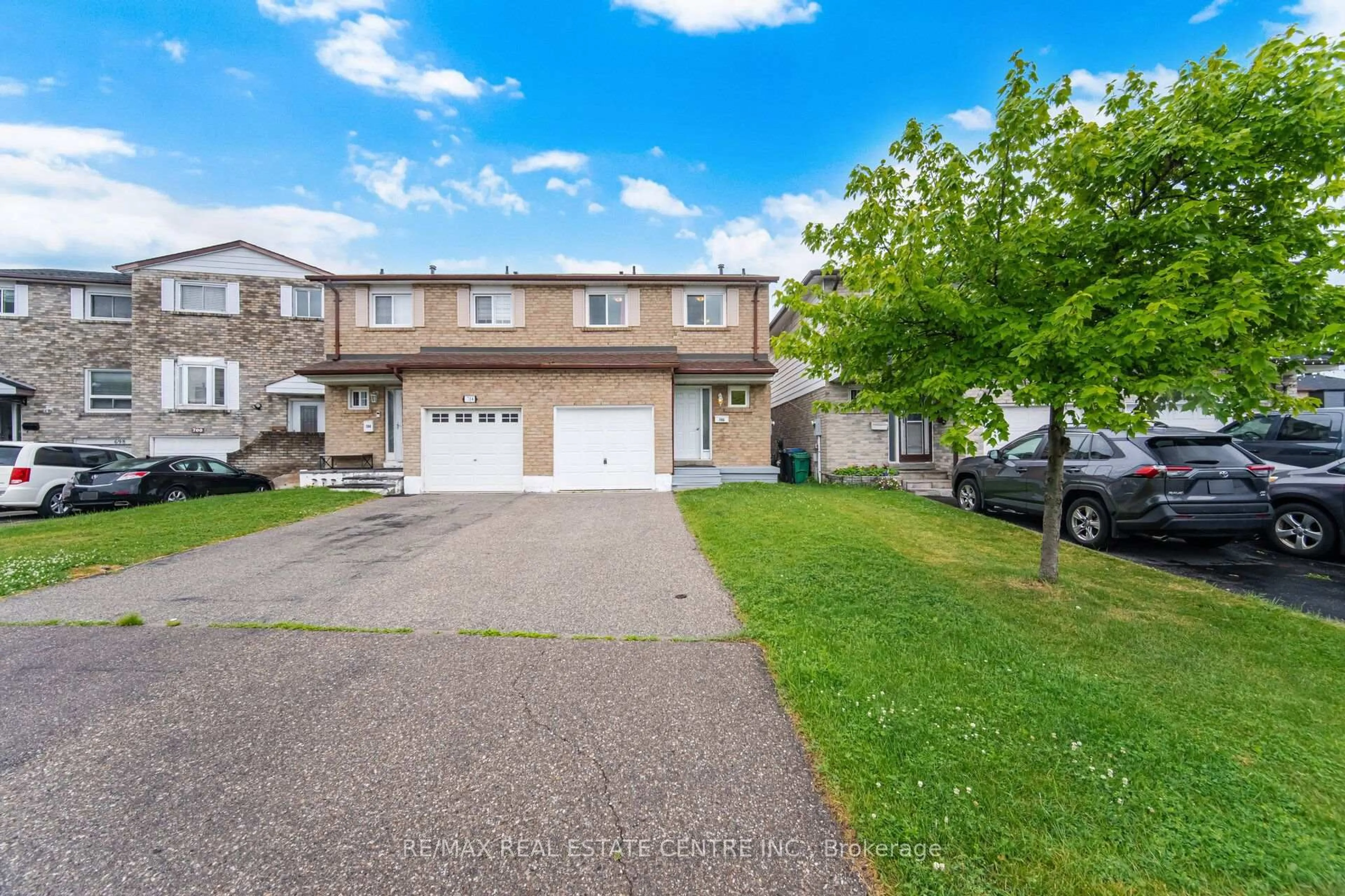 A pic from outside/outdoor area/front of a property/back of a property/a pic from drone, street for 706 Carrying Pl, Mississauga Ontario L5C 3W6