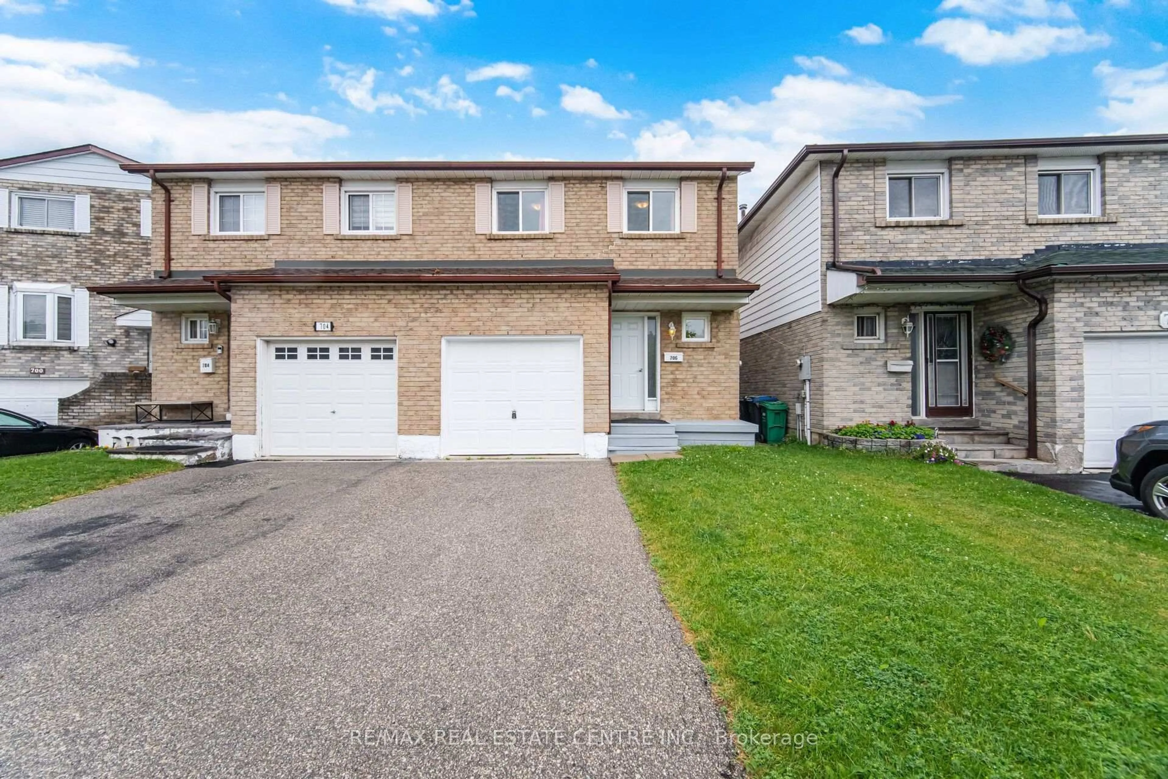 A pic from outside/outdoor area/front of a property/back of a property/a pic from drone, street for 706 Carrying Pl, Mississauga Ontario L5C 3W6