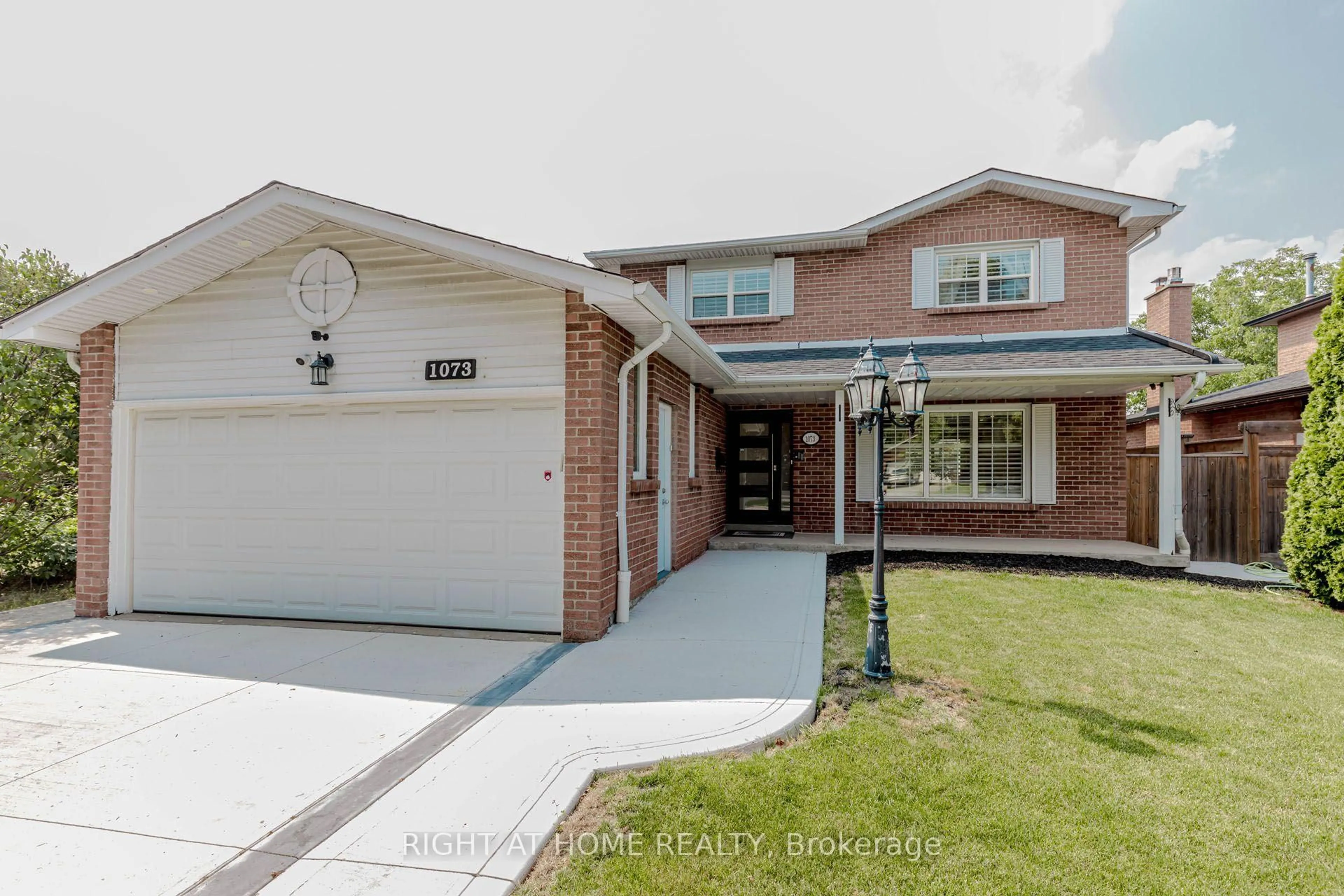 Home with brick exterior material, street for 1073 Mesa Cres, Mississauga Ontario L5R 3E7