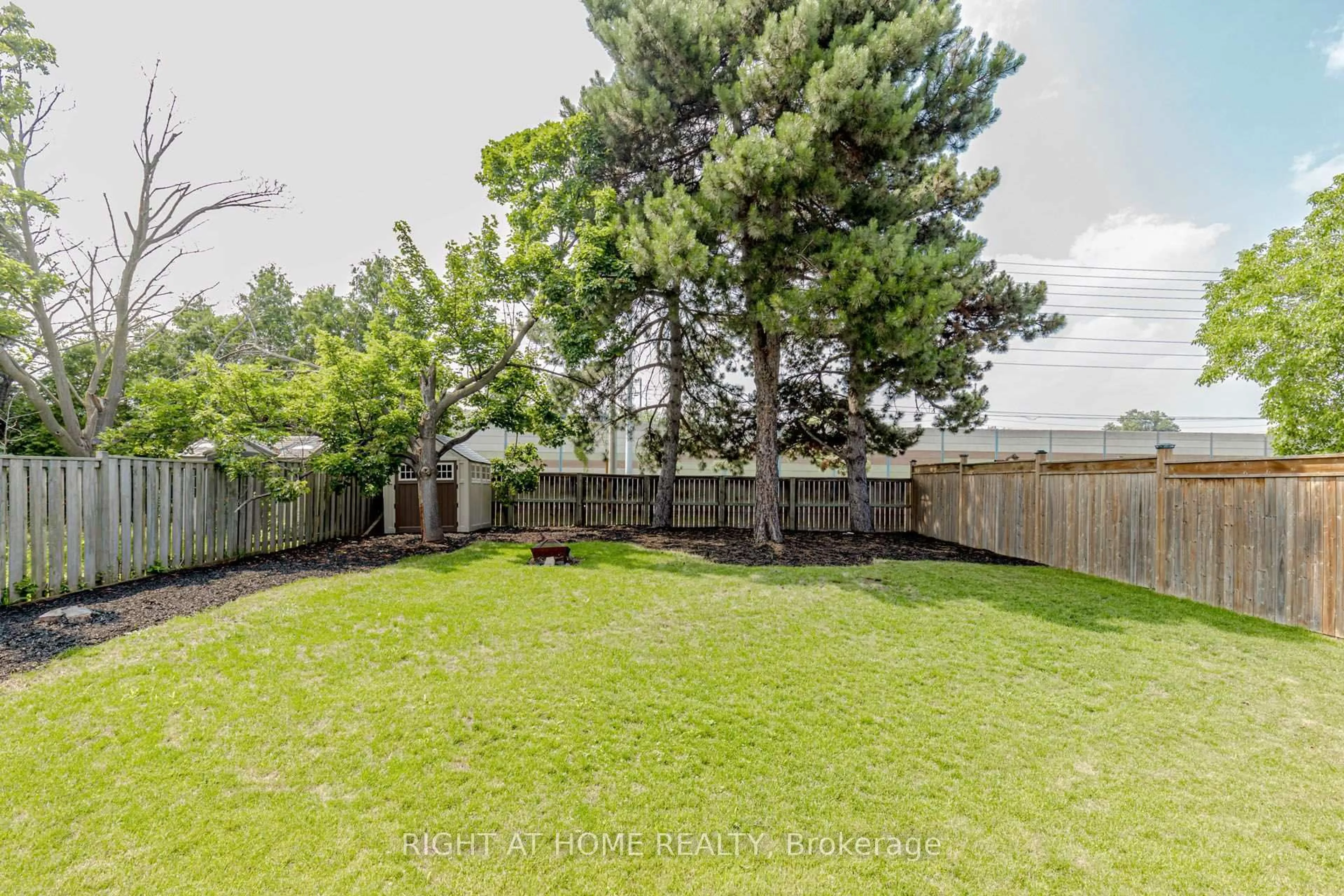 A pic from outside/outdoor area/front of a property/back of a property/a pic from drone, forest/trees view for 1073 Mesa Cres, Mississauga Ontario L5R 3E7
