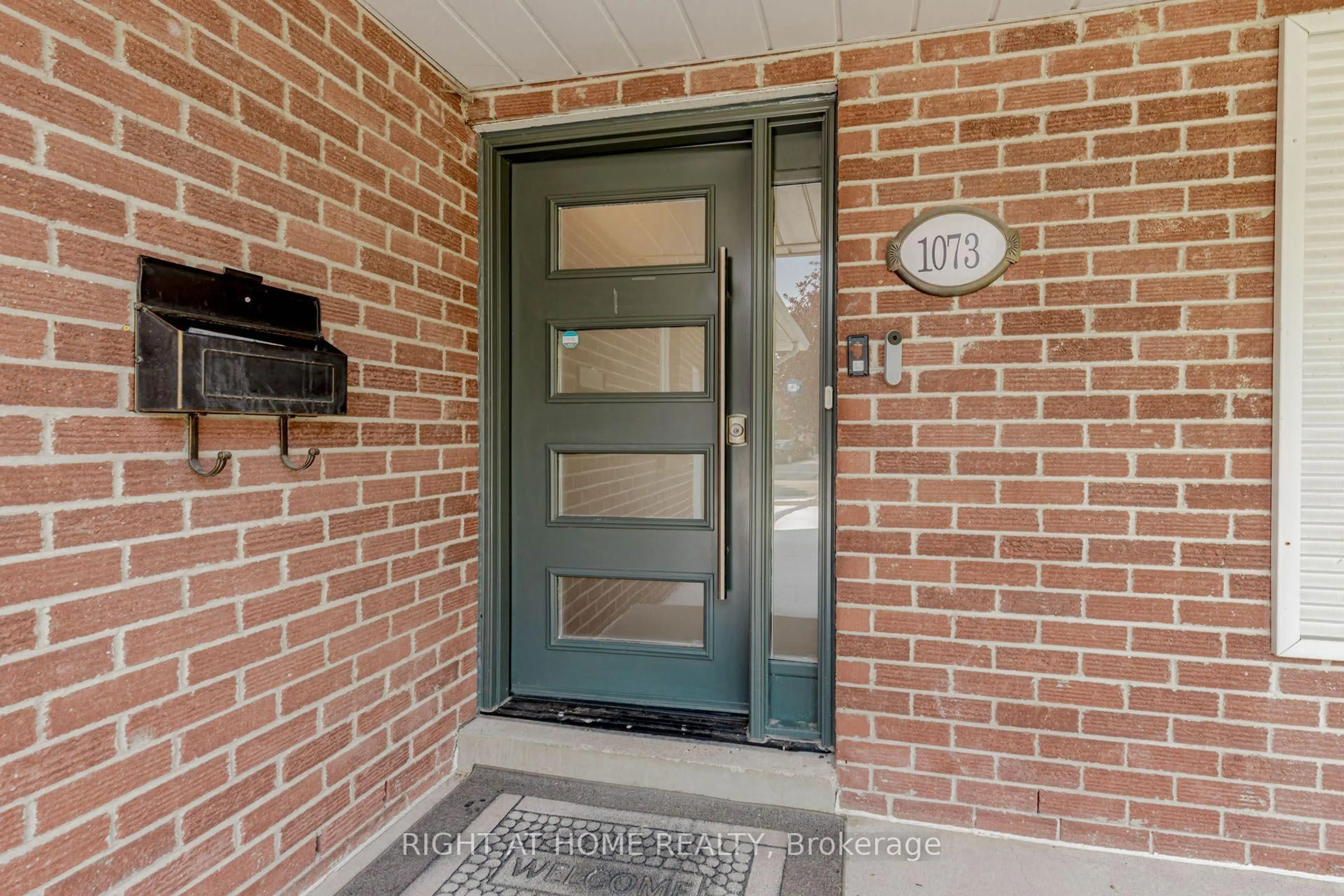 Indoor entryway for 1073 Mesa Cres, Mississauga Ontario L5R 3E7