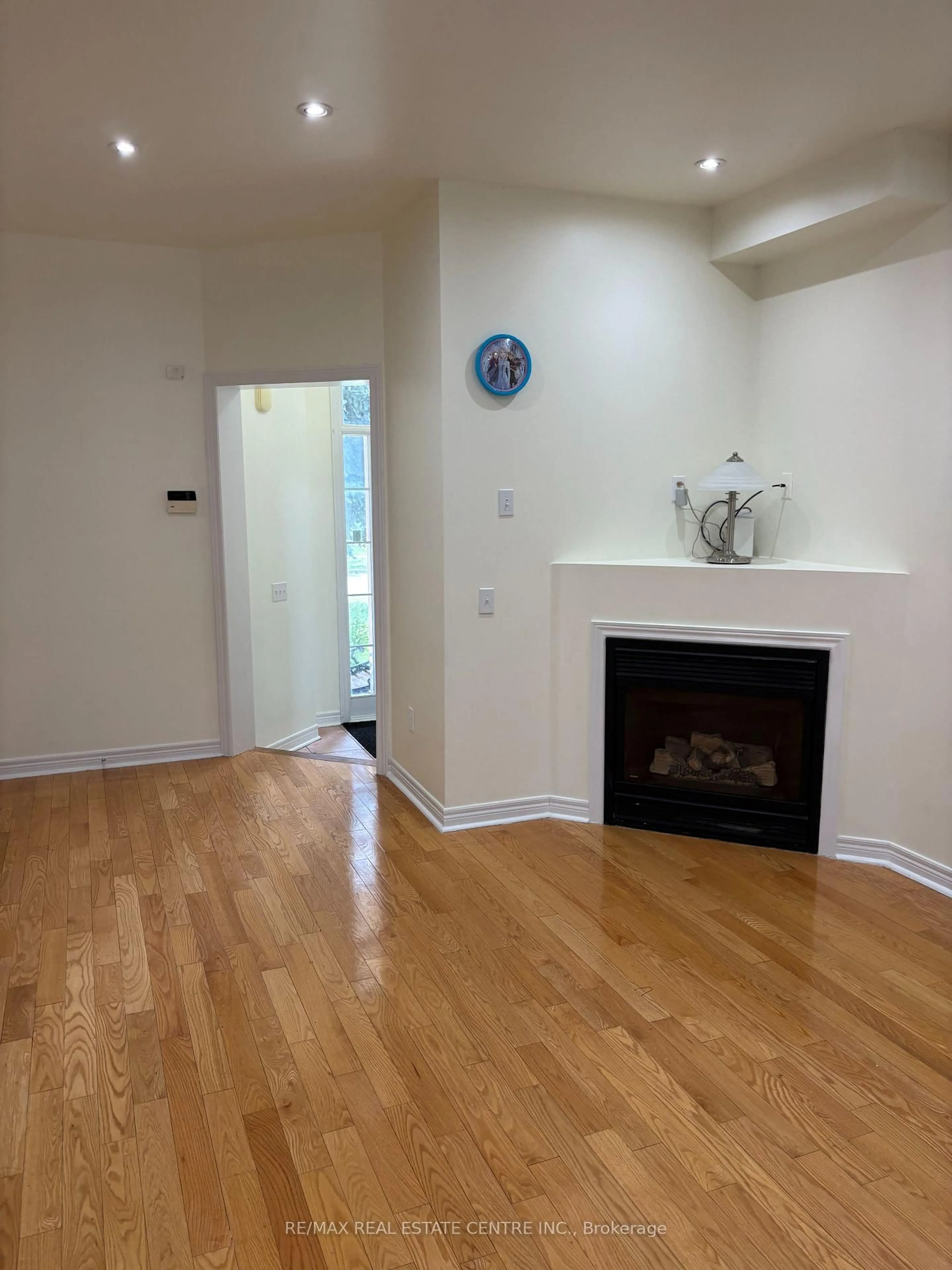 A pic of a room for 799 Ledbury Cres, Mississauga Ontario L5V 2P9