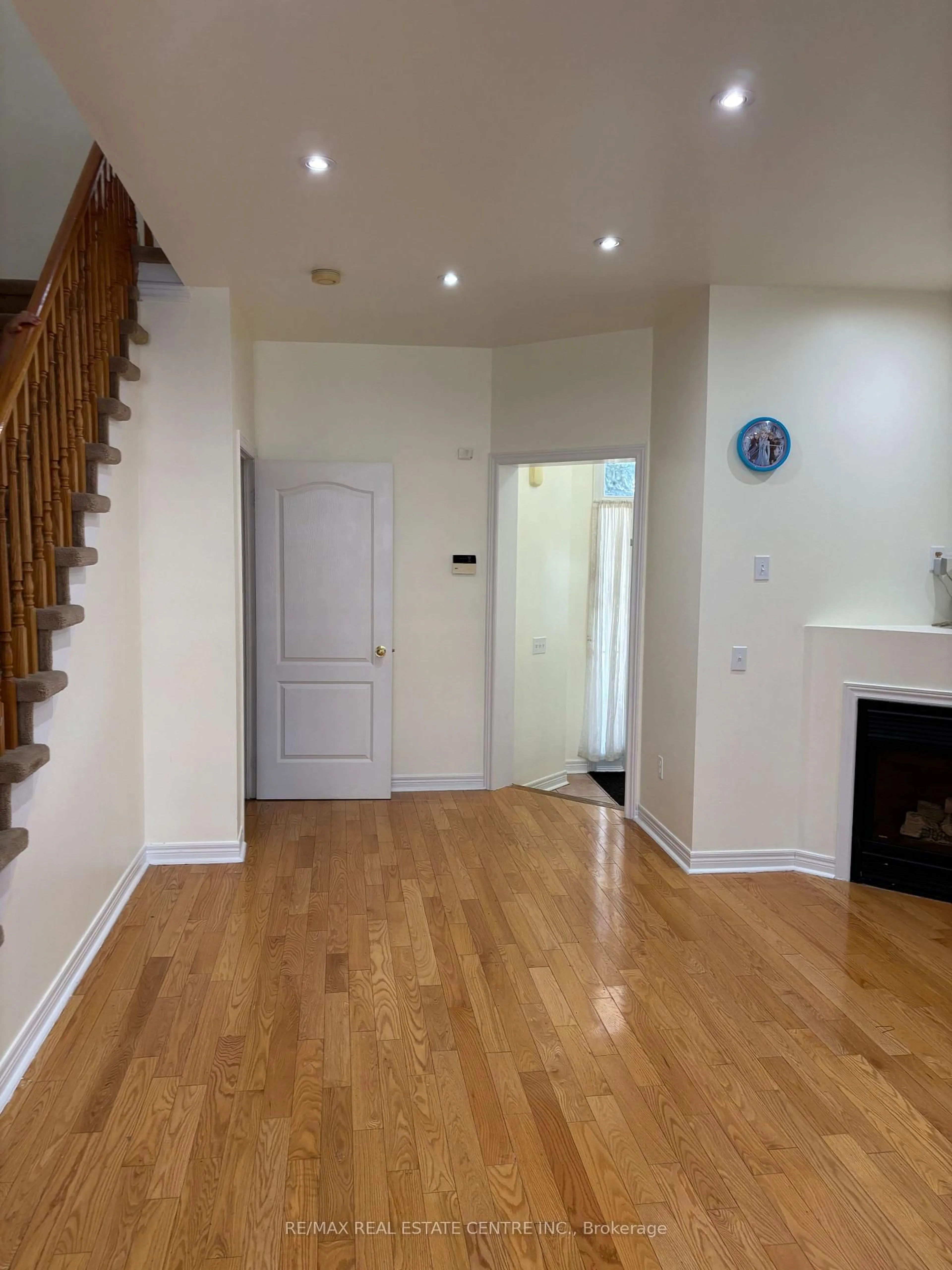 A pic of a room for 799 Ledbury Cres, Mississauga Ontario L5V 2P9