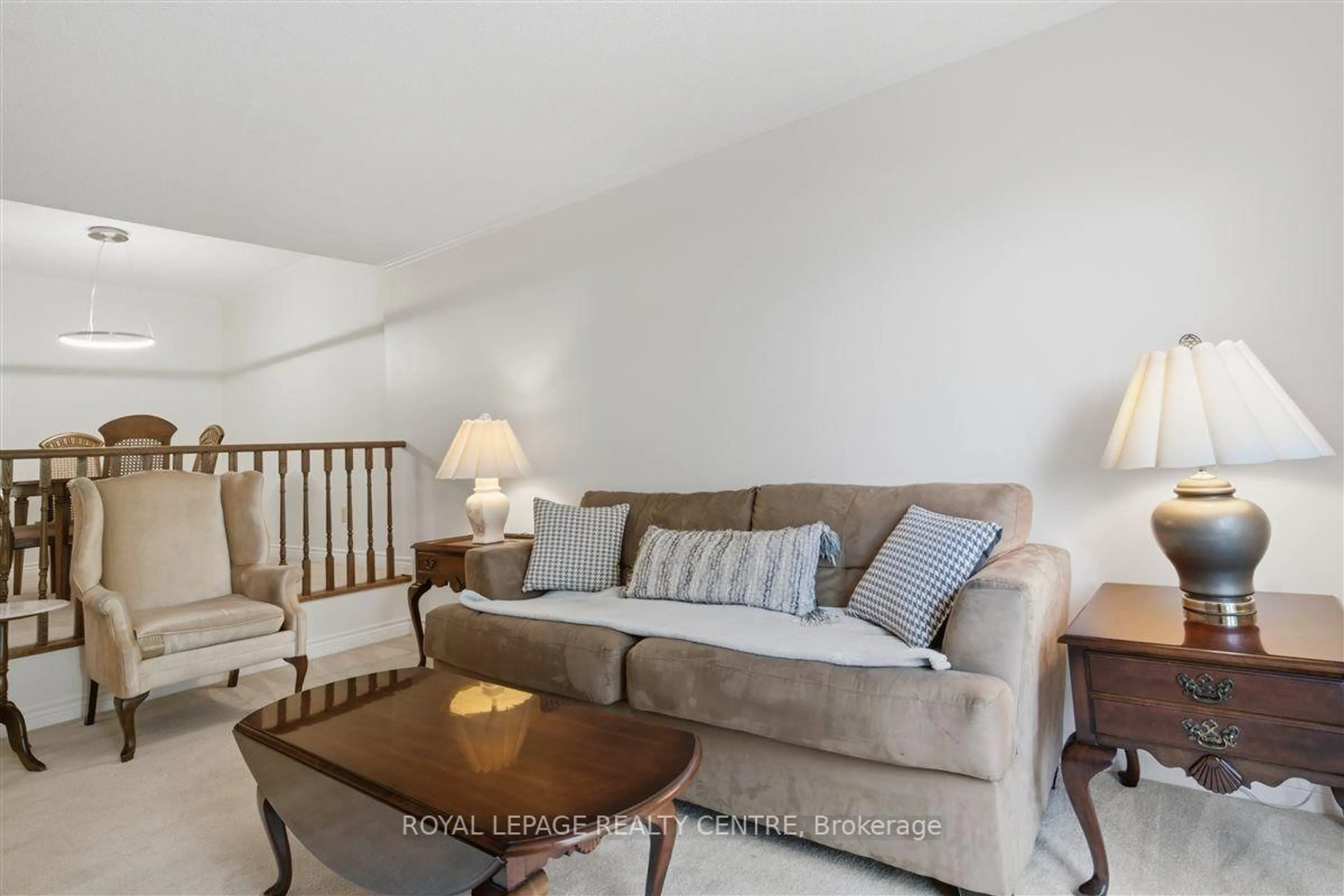 Living room with furniture, unknown for 4193 Stonemason Cres, Mississauga Ontario L5L 2Z6