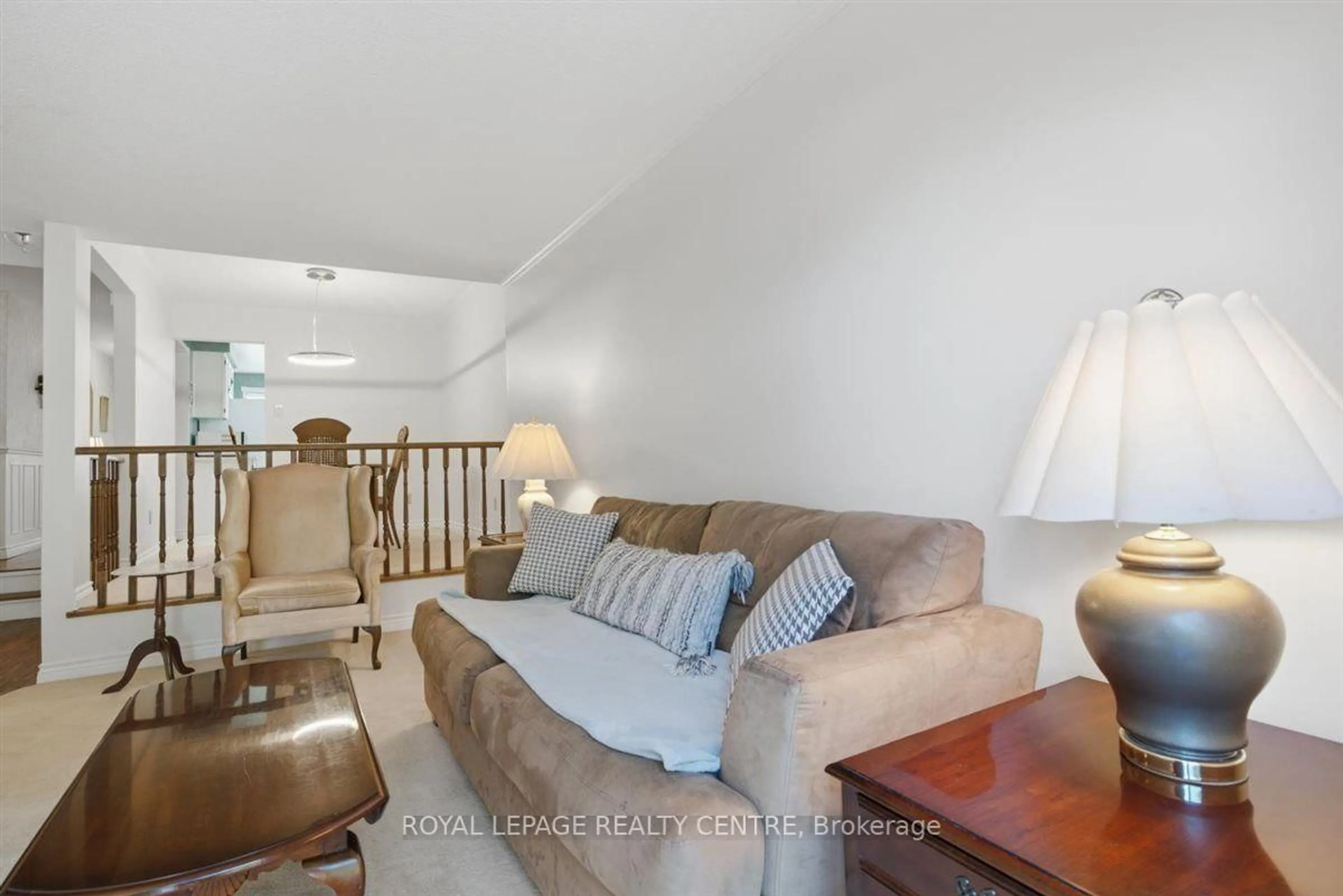 Living room with furniture, unknown for 4193 Stonemason Cres, Mississauga Ontario L5L 2Z6