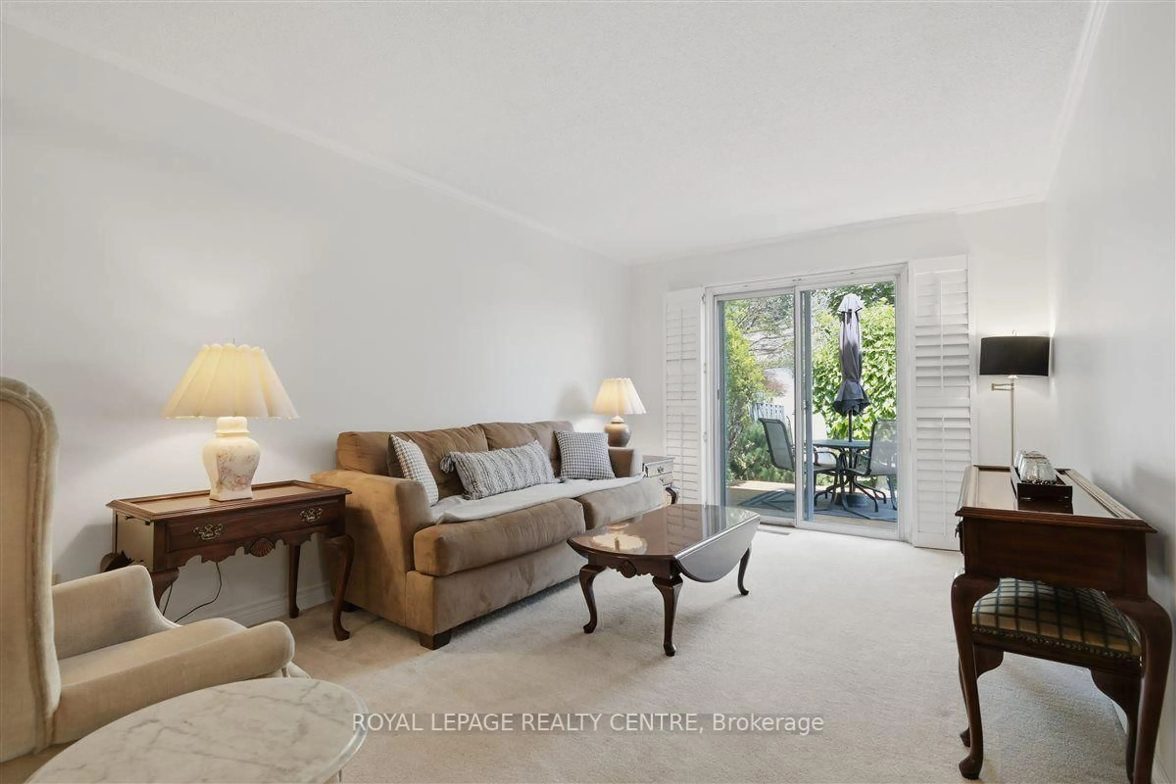 Living room with furniture, unknown for 4193 Stonemason Cres, Mississauga Ontario L5L 2Z6