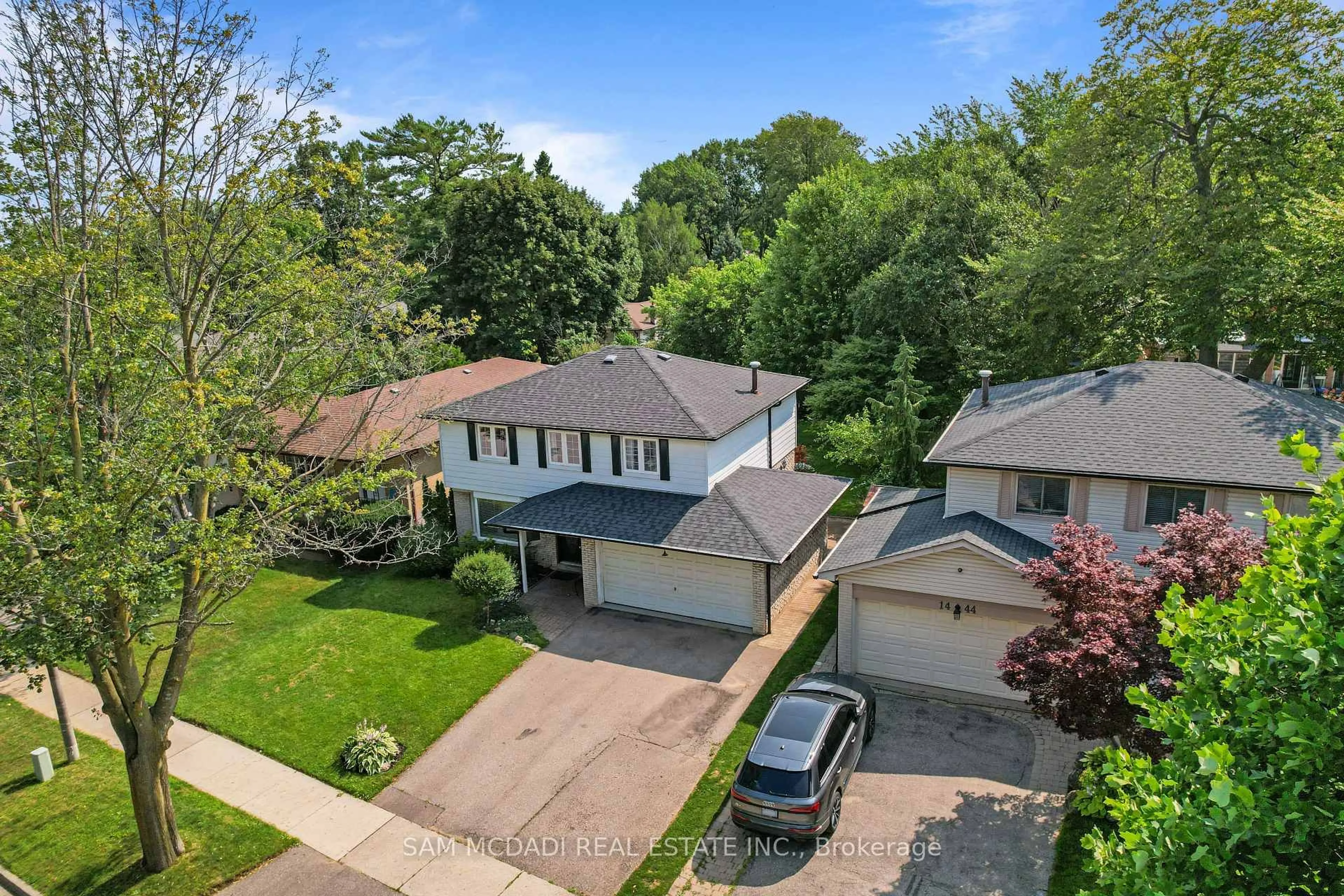 A pic from outside/outdoor area/front of a property/back of a property/a pic from drone, street for 1440 Leda Ave, Mississauga Ontario L5G 4B7