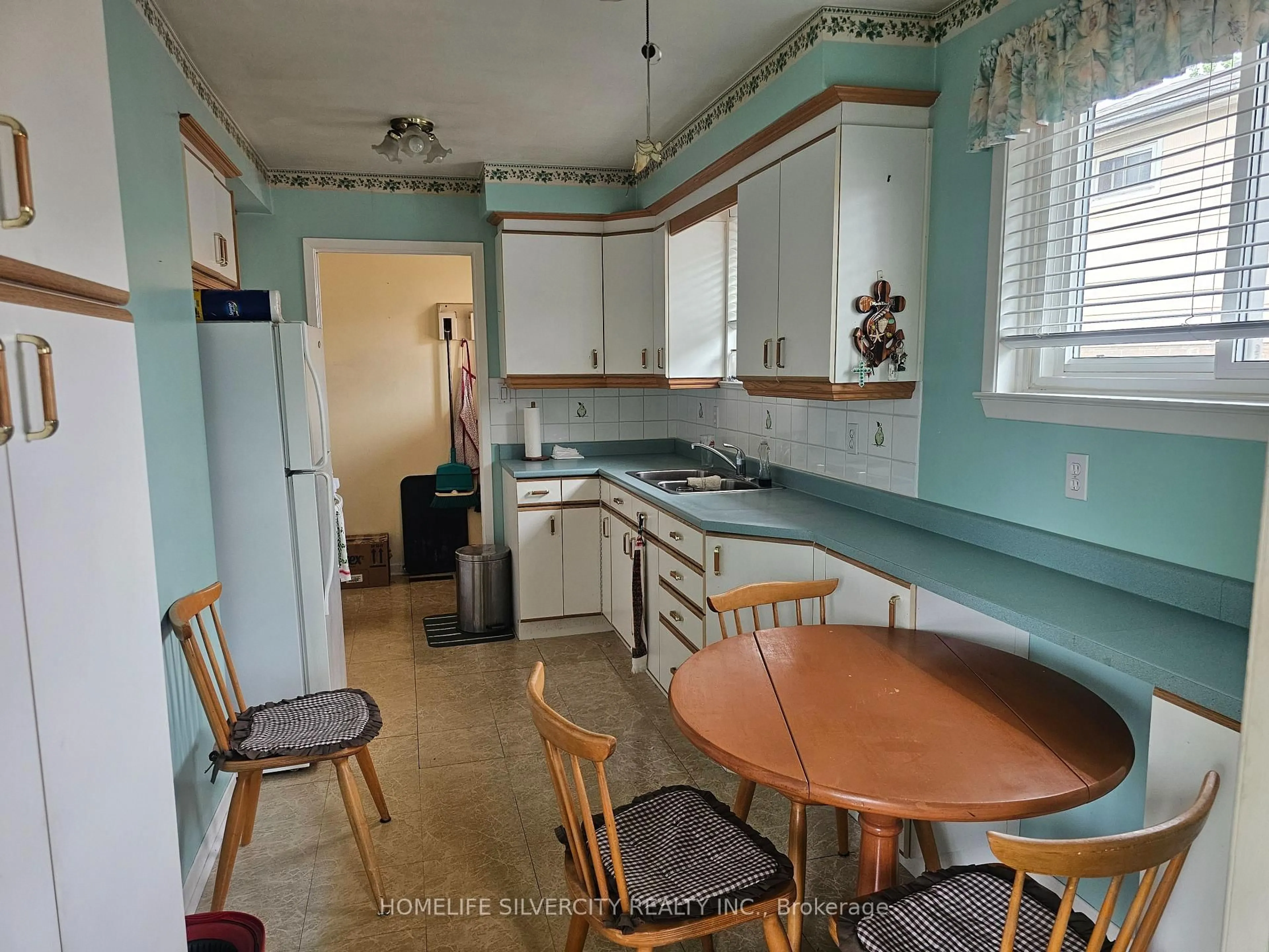 Standard kitchen, unknown for 7746 Redstone Rd, Mississauga Ontario L4T 2B9
