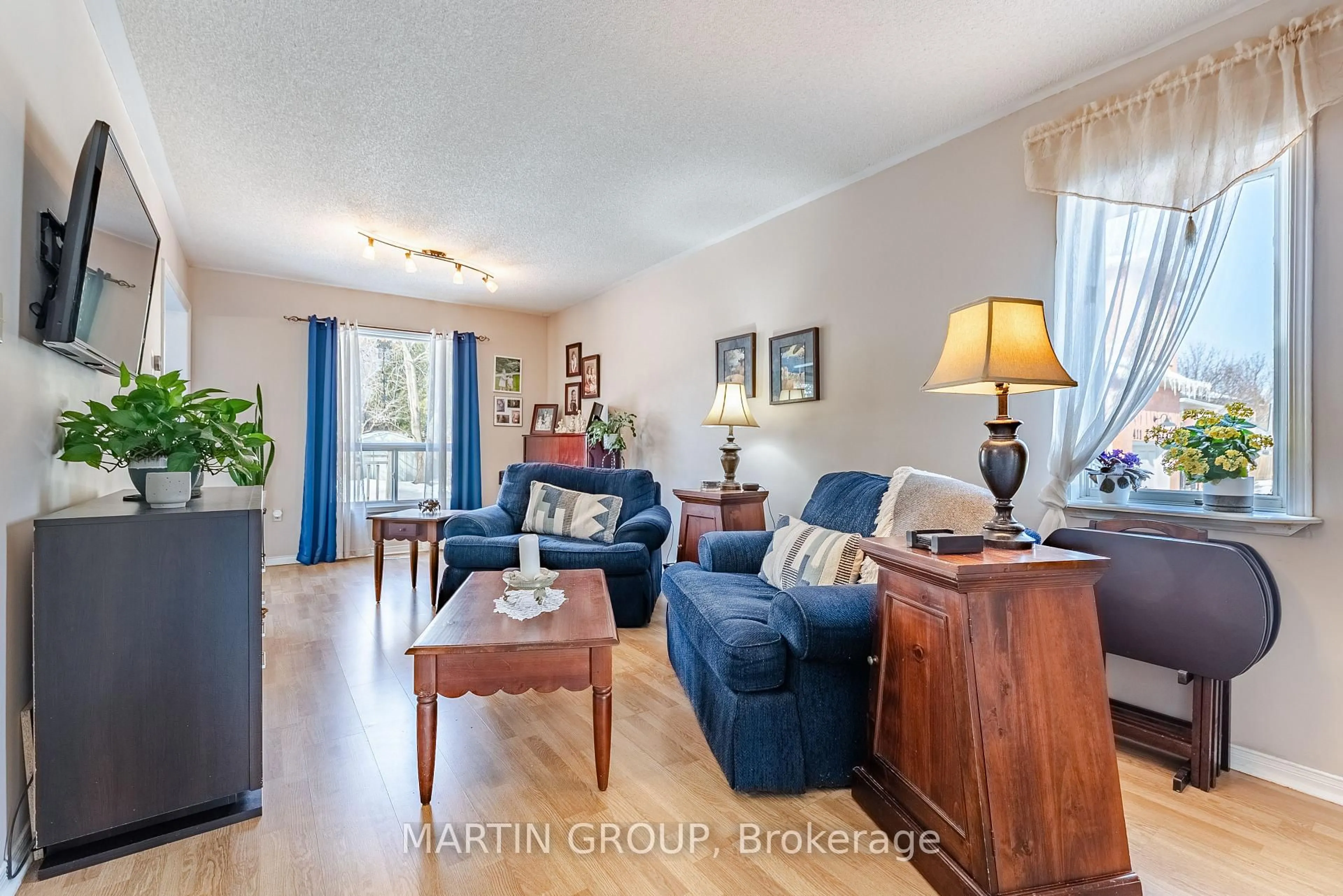 Living room with furniture, unknown for 413 Levanna Lane, Oakville Ontario L6H 6B8