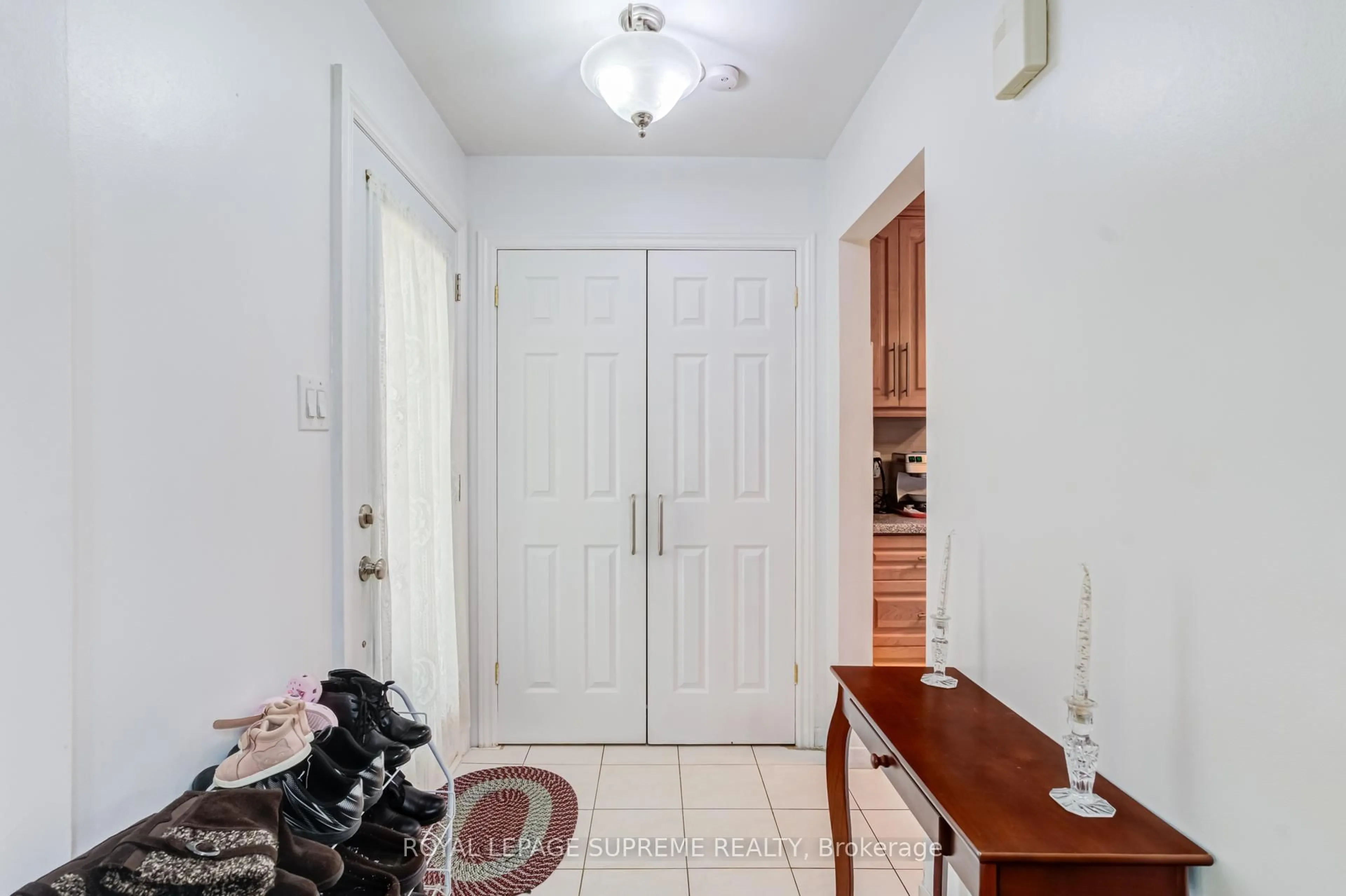 Indoor entryway for 7236 Meyer Dr, Mississauga Ontario L4T 3A9