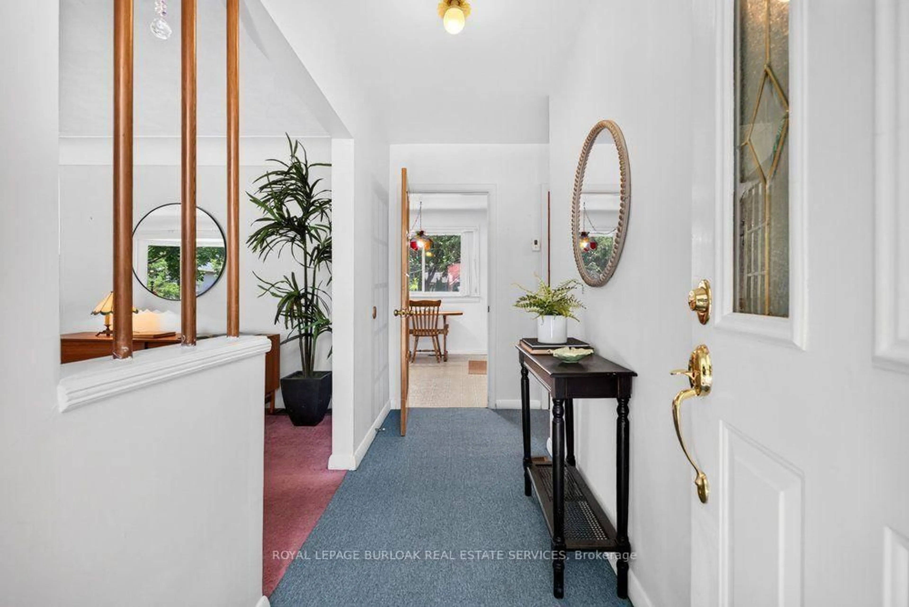 Indoor entryway for 392 Henderson Rd, Burlington Ontario L7L 2P8