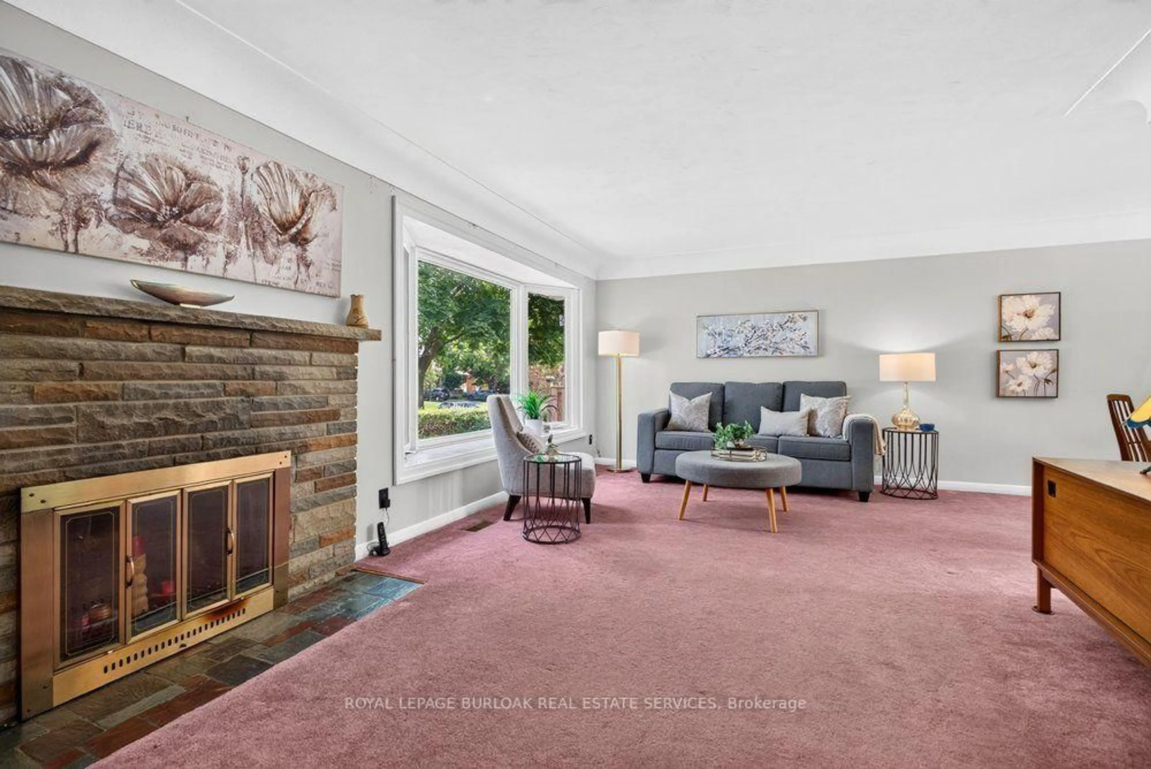 Living room with furniture, carpet floor for 392 Henderson Rd, Burlington Ontario L7L 2P8
