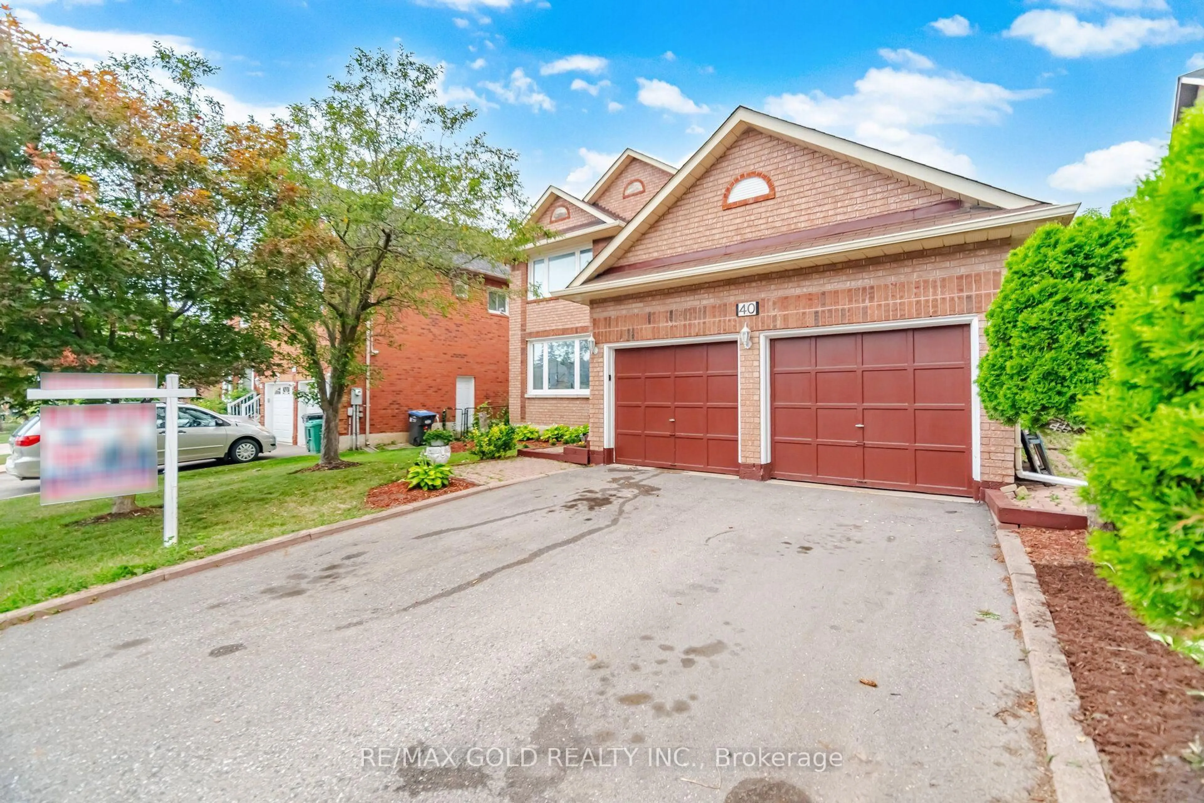Home with brick exterior material, street for 40 Kenpark Ave, Brampton Ontario L6Z 3R5