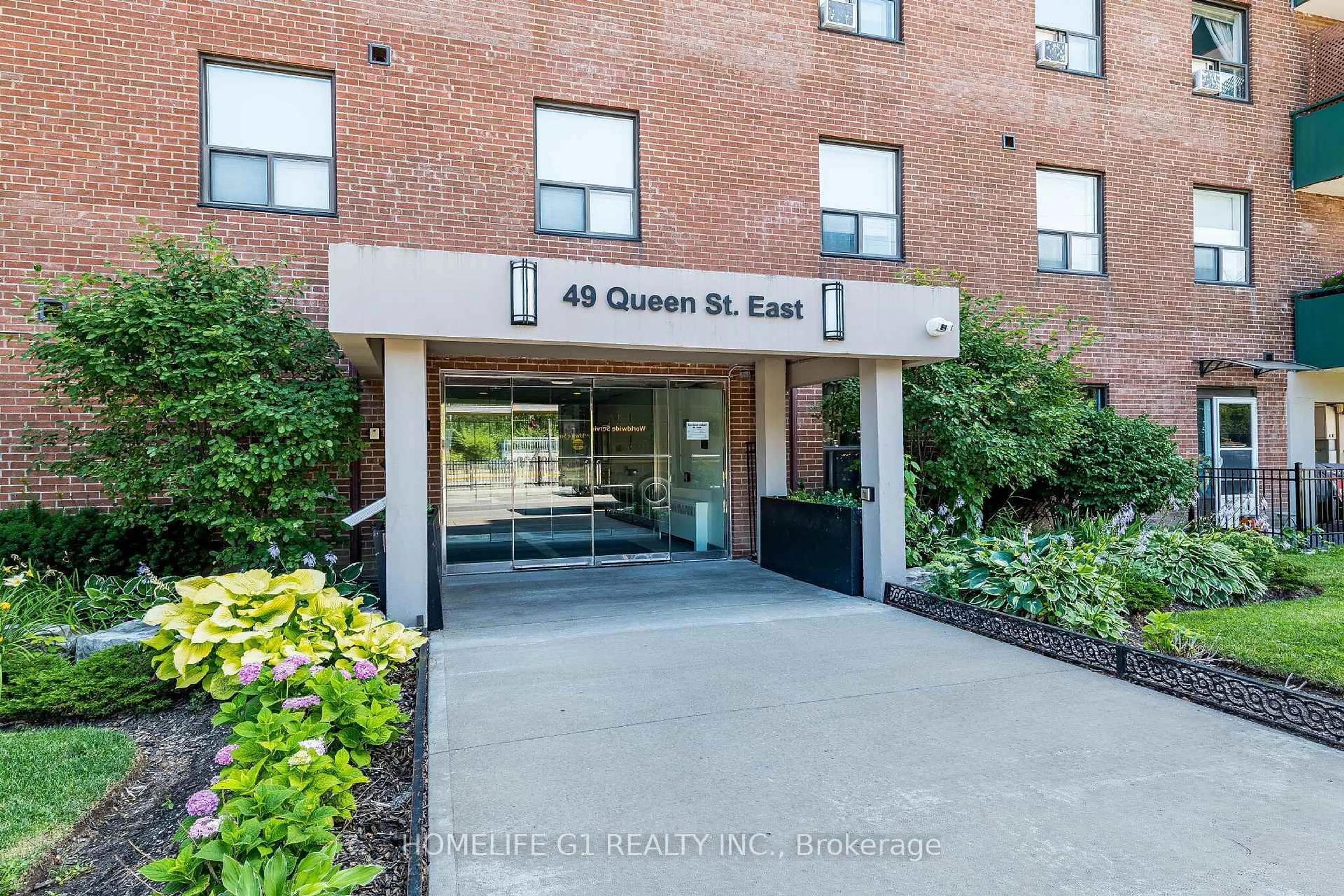 Indoor foyer for 49 Queen St, Mississauga Ontario L5G 4N6