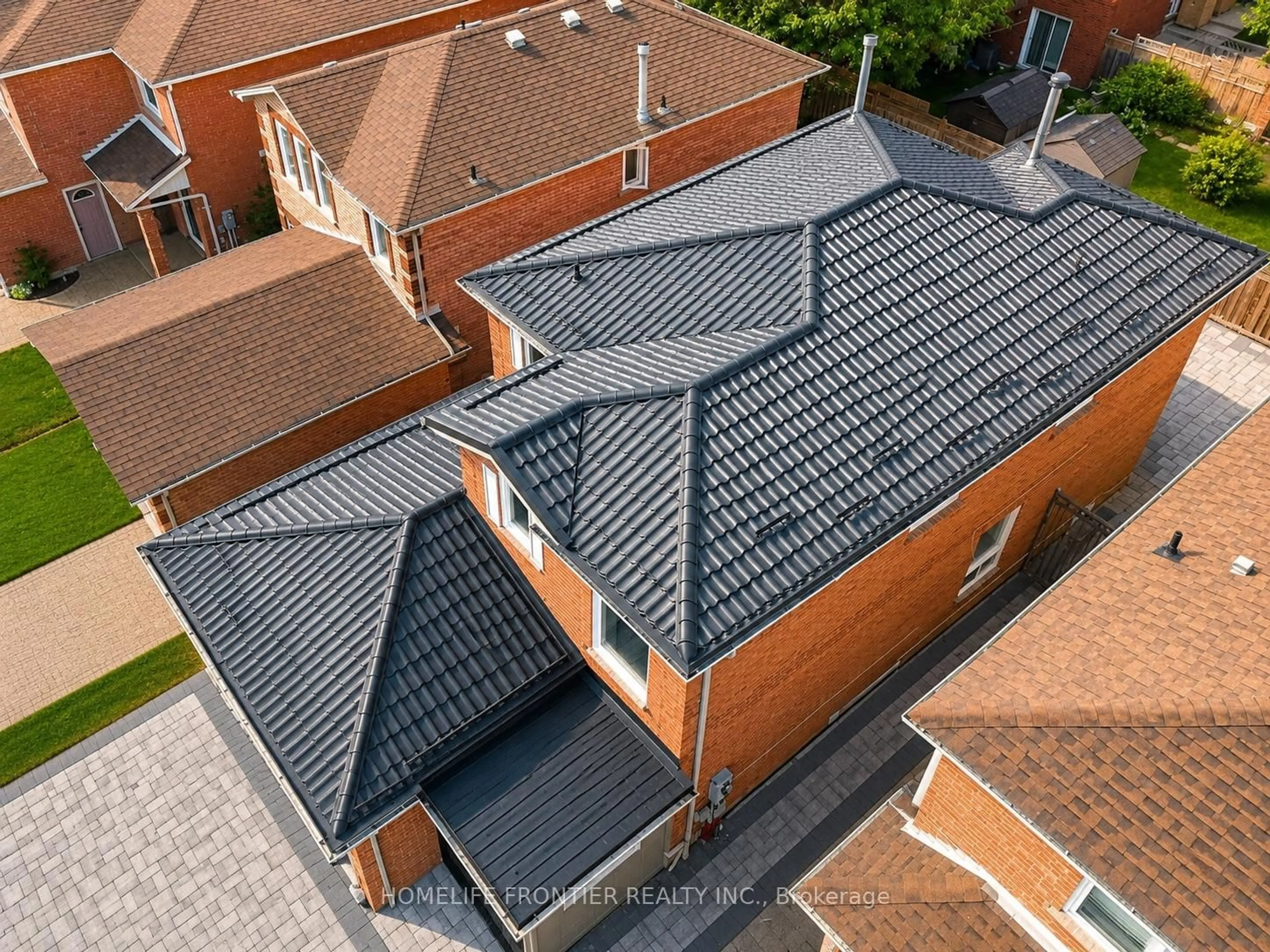A pic from outside/outdoor area/front of a property/back of a property/a pic from drone, street for 1059 Ivandale Dr, Mississauga Ontario L5V 1A9