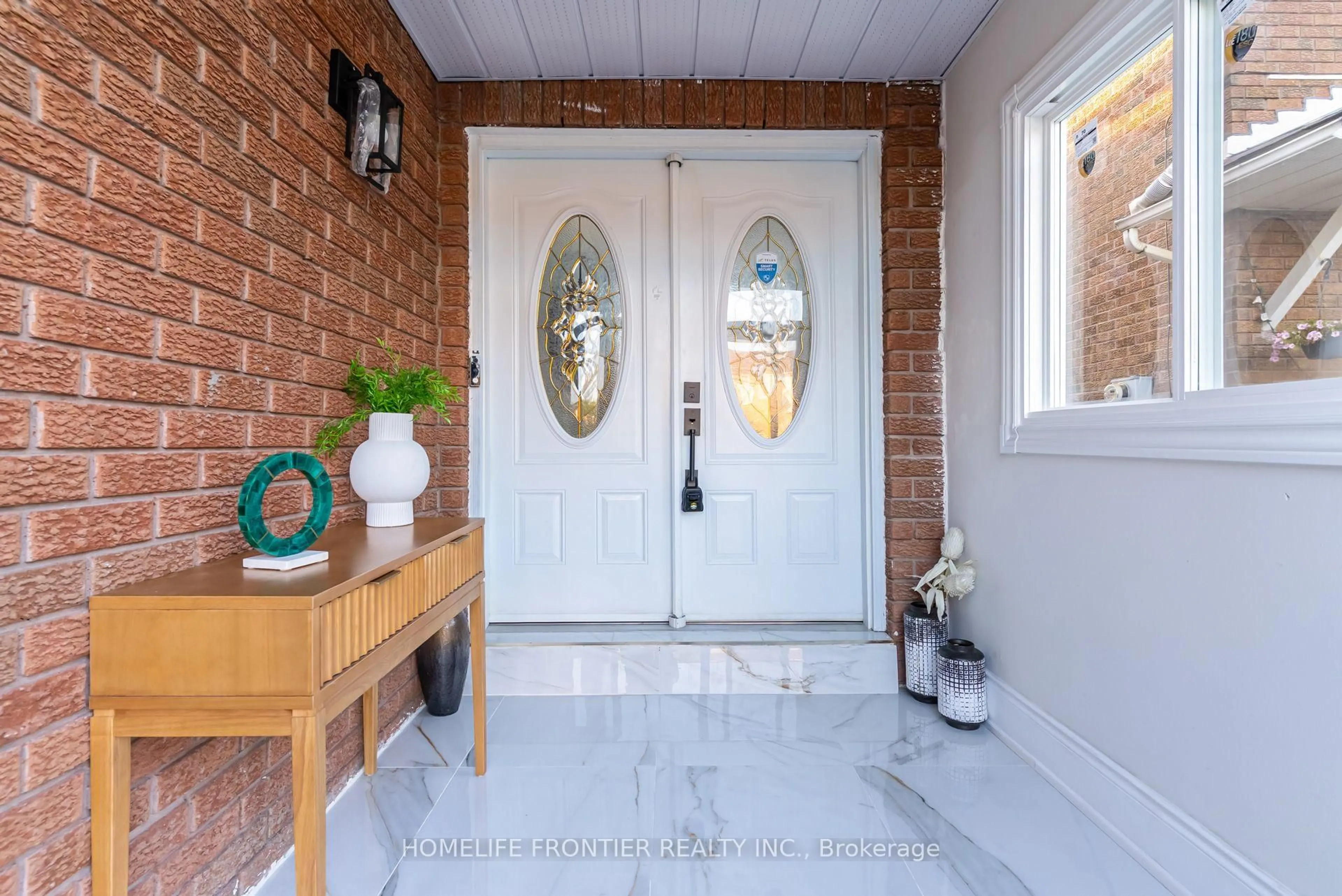 Indoor entryway for 1059 Ivandale Dr, Mississauga Ontario L5V 1A9