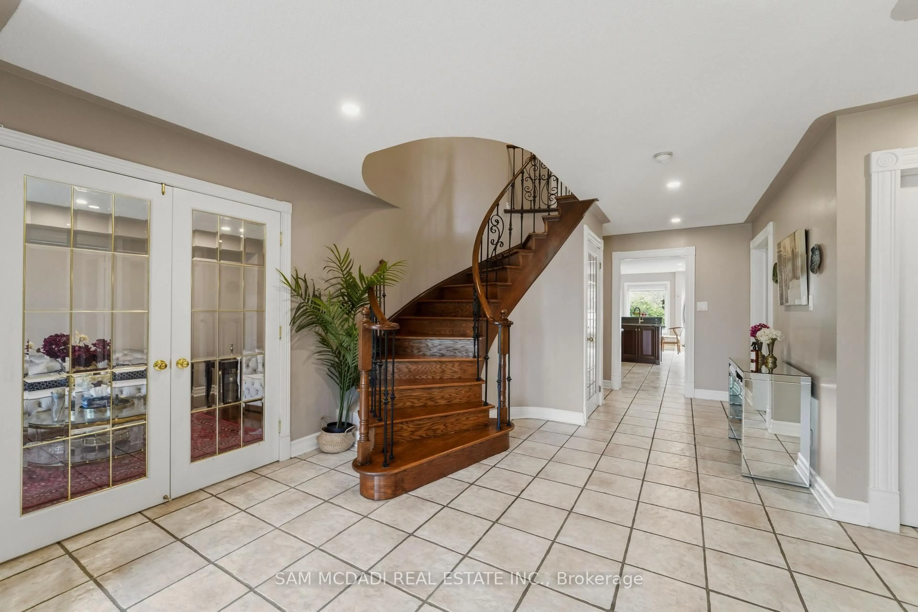 Indoor foyer for 3605 Trelawny Circ, Mississauga Ontario L5N 6N8