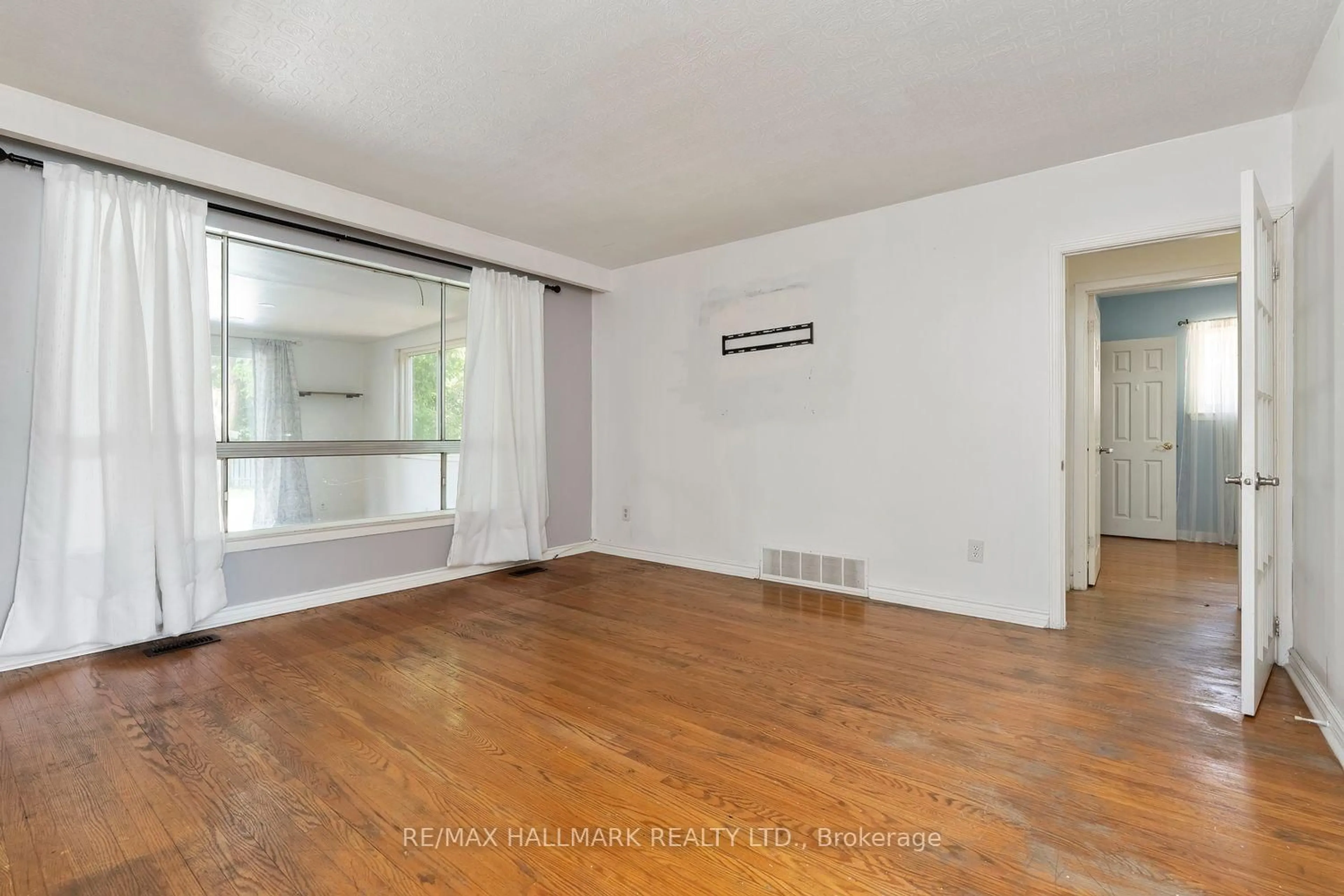 A pic of a room for 26 Flowertown Ave, Brampton Ontario L6X 2K2