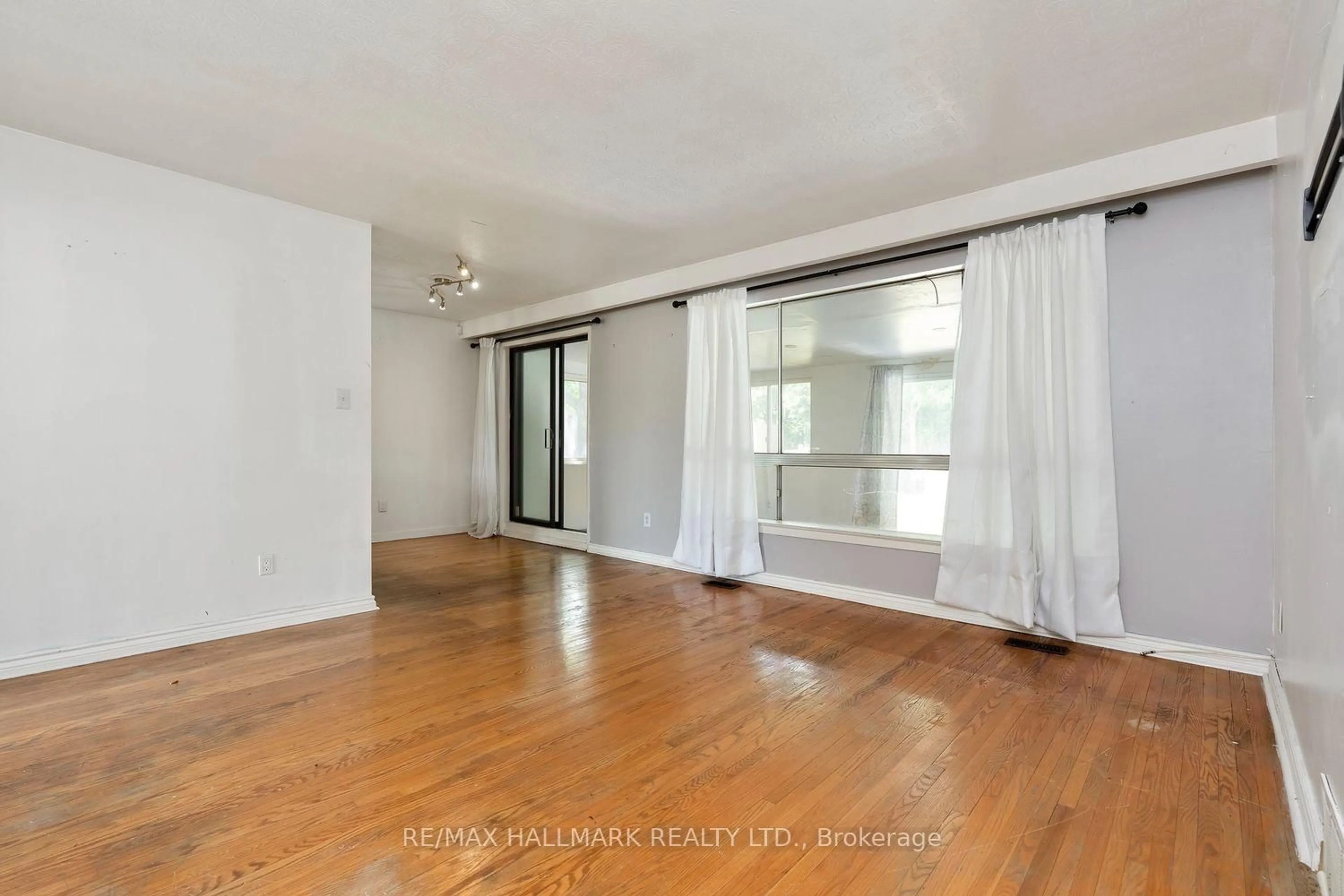 A pic of a room for 26 Flowertown Ave, Brampton Ontario L6X 2K2