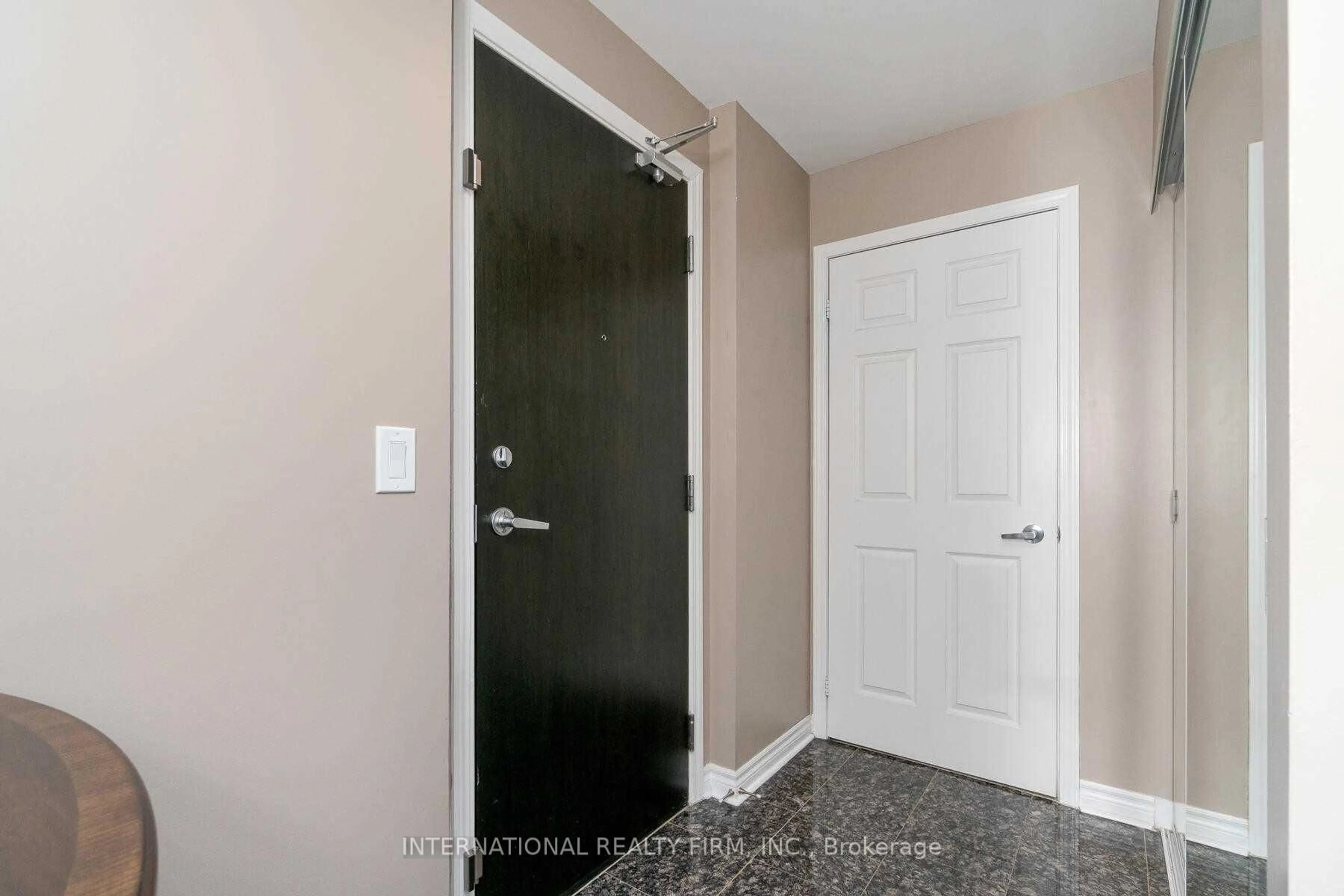 Indoor entryway for 388 Prince Of Wales Dr #2004, Mississauga Ontario L5B 0A1