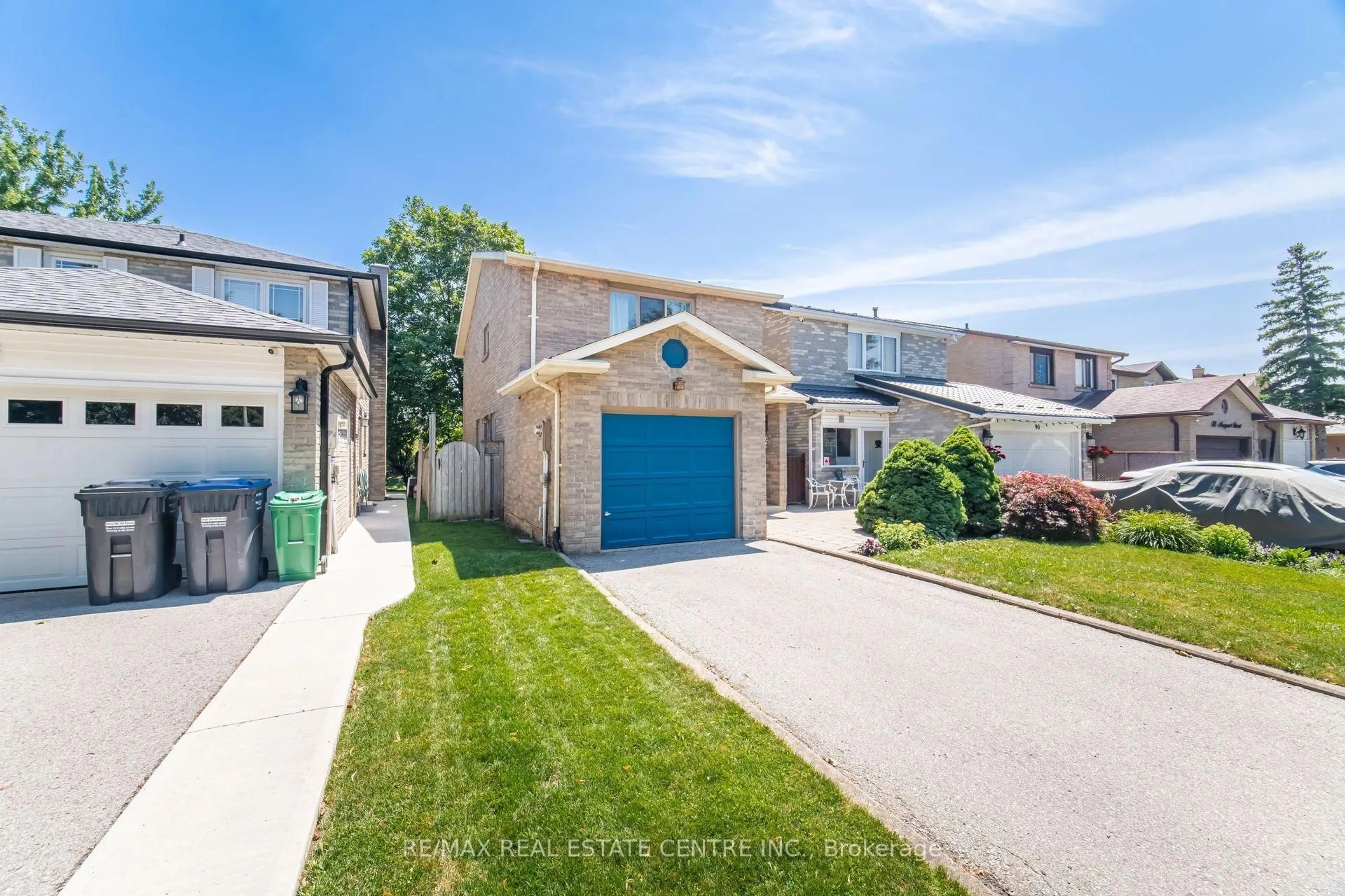 A pic from outside/outdoor area/front of a property/back of a property/a pic from drone, street for 92 Nanport St, Brampton Ontario L6S 4A9