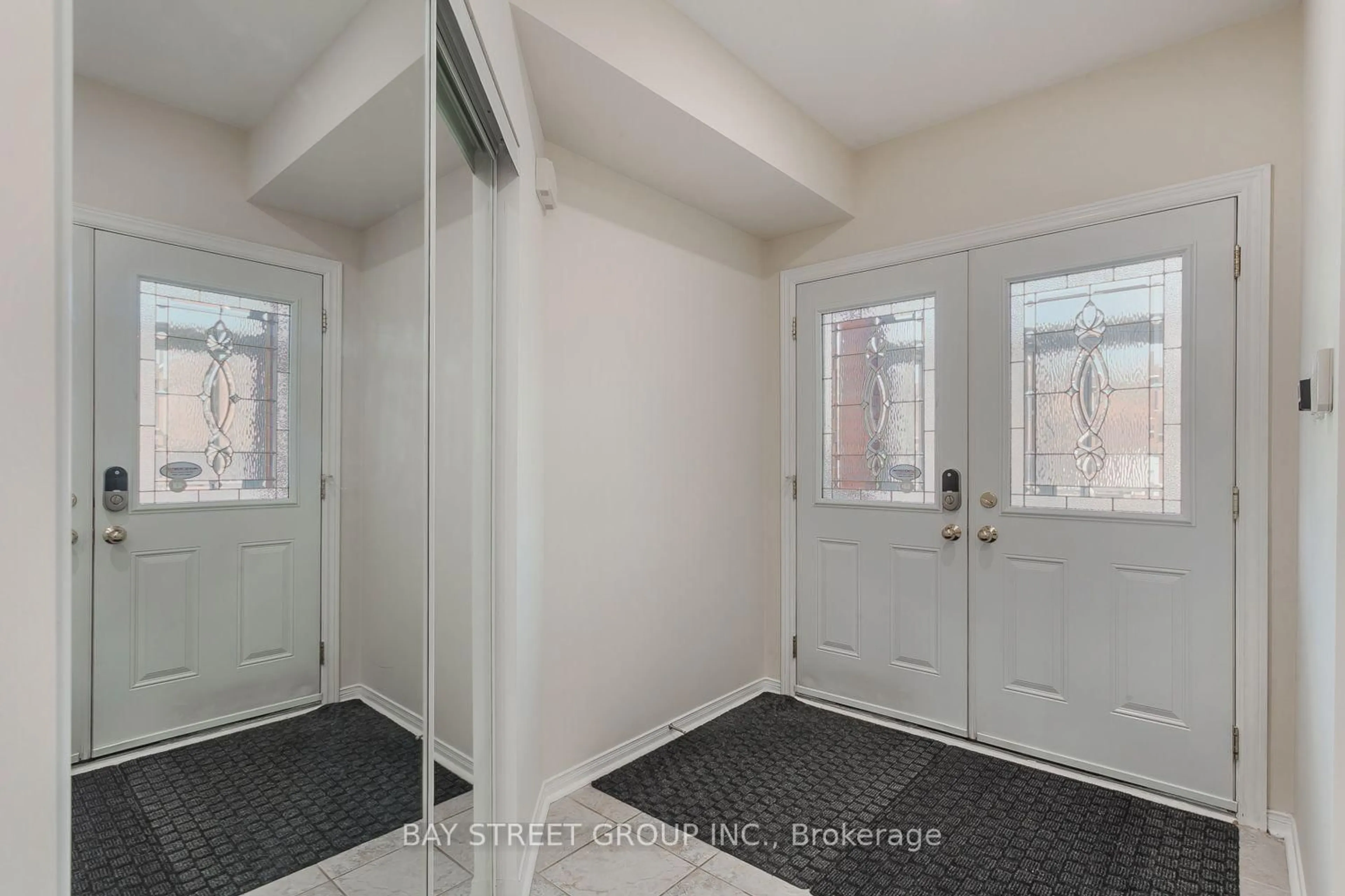 Indoor entryway for 4882 Rosebush Rd, Mississauga Ontario L5M 5M9