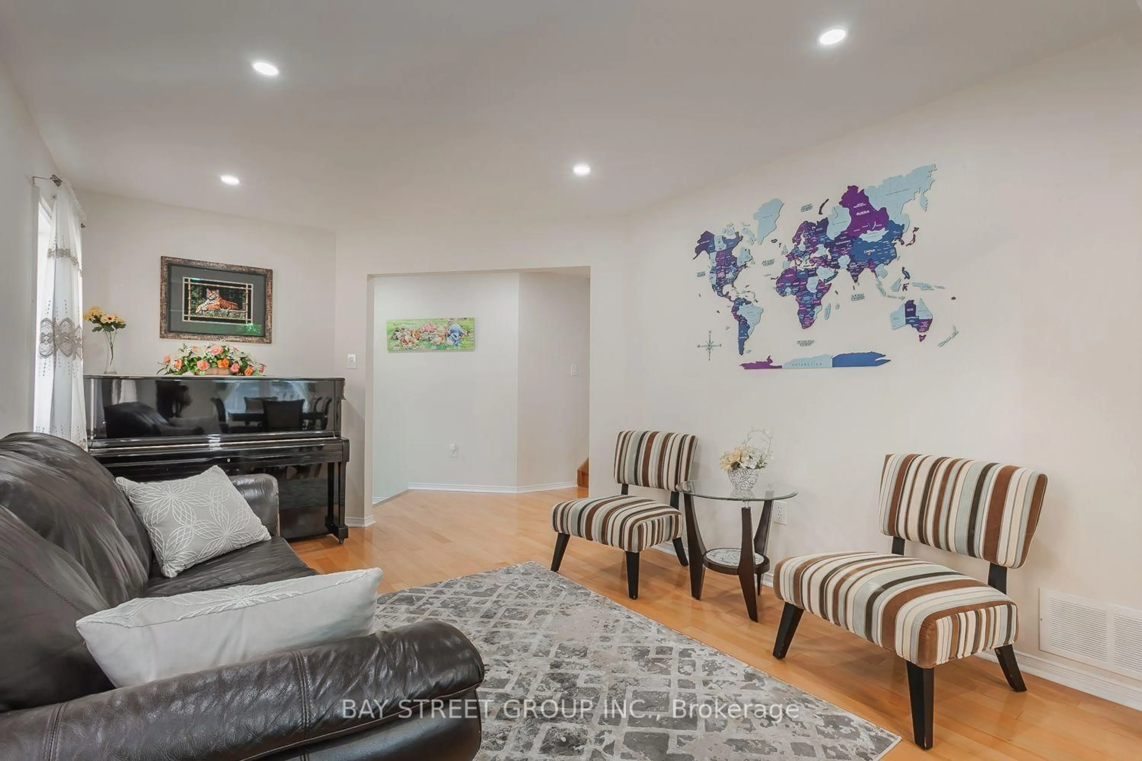 Living room with furniture, unknown for 4882 Rosebush Rd, Mississauga Ontario L5M 5M9