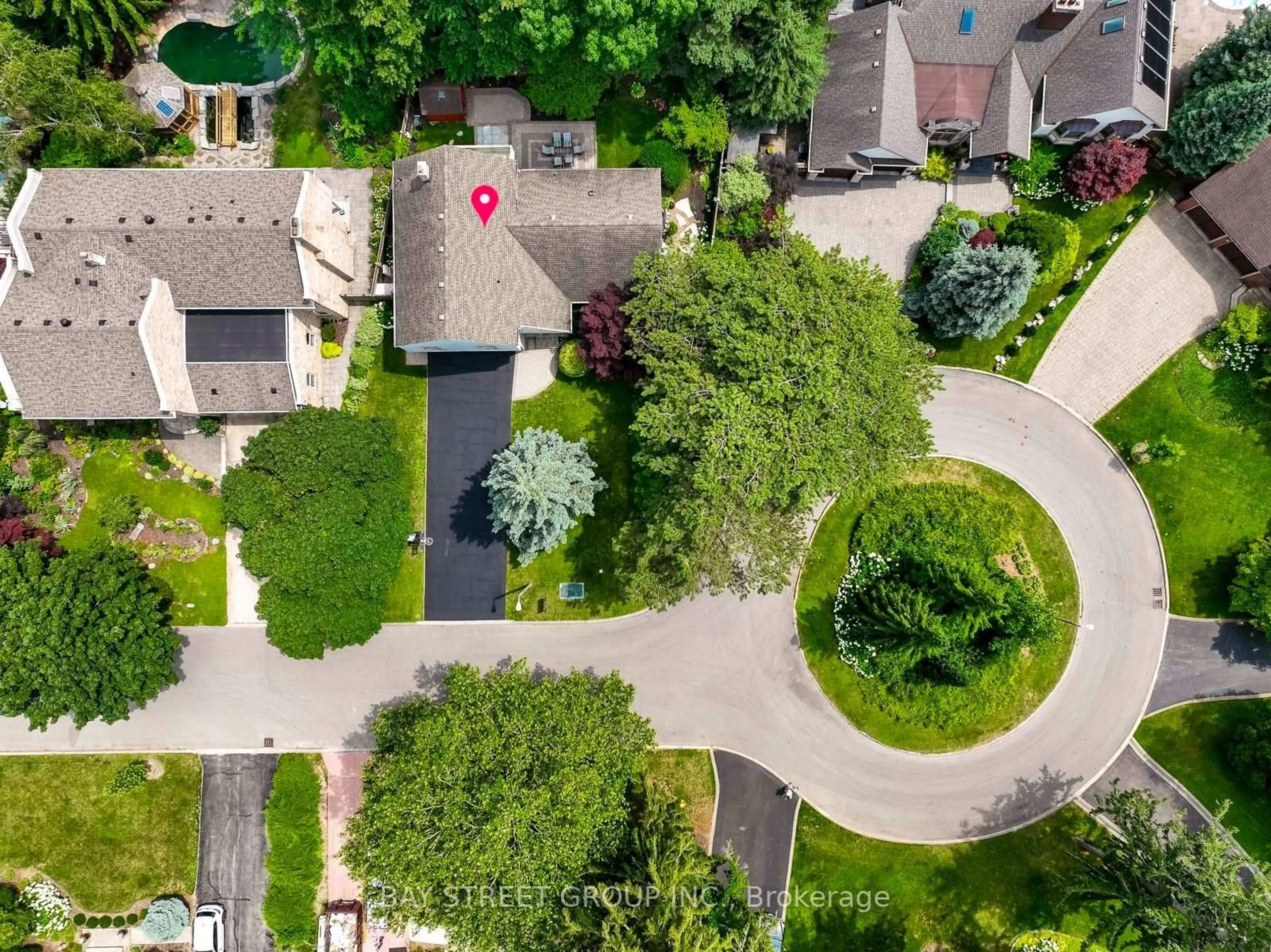 A pic from outside/outdoor area/front of a property/back of a property/a pic from drone, street for 2234 Bennington Gate, Oakville Ontario L6J 5Z5