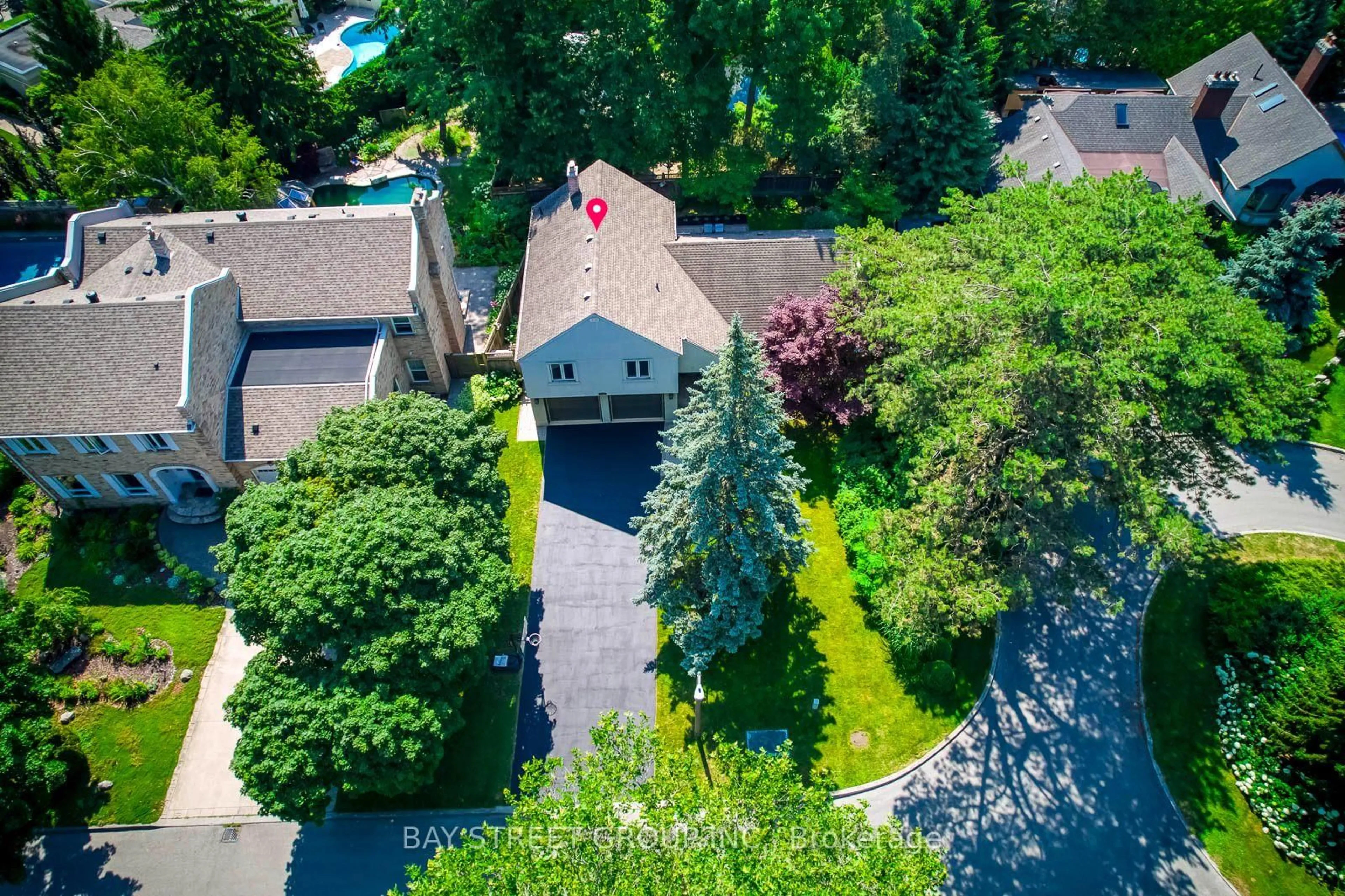 A pic from outside/outdoor area/front of a property/back of a property/a pic from drone, street for 2234 Bennington Gate, Oakville Ontario L6J 5Z5