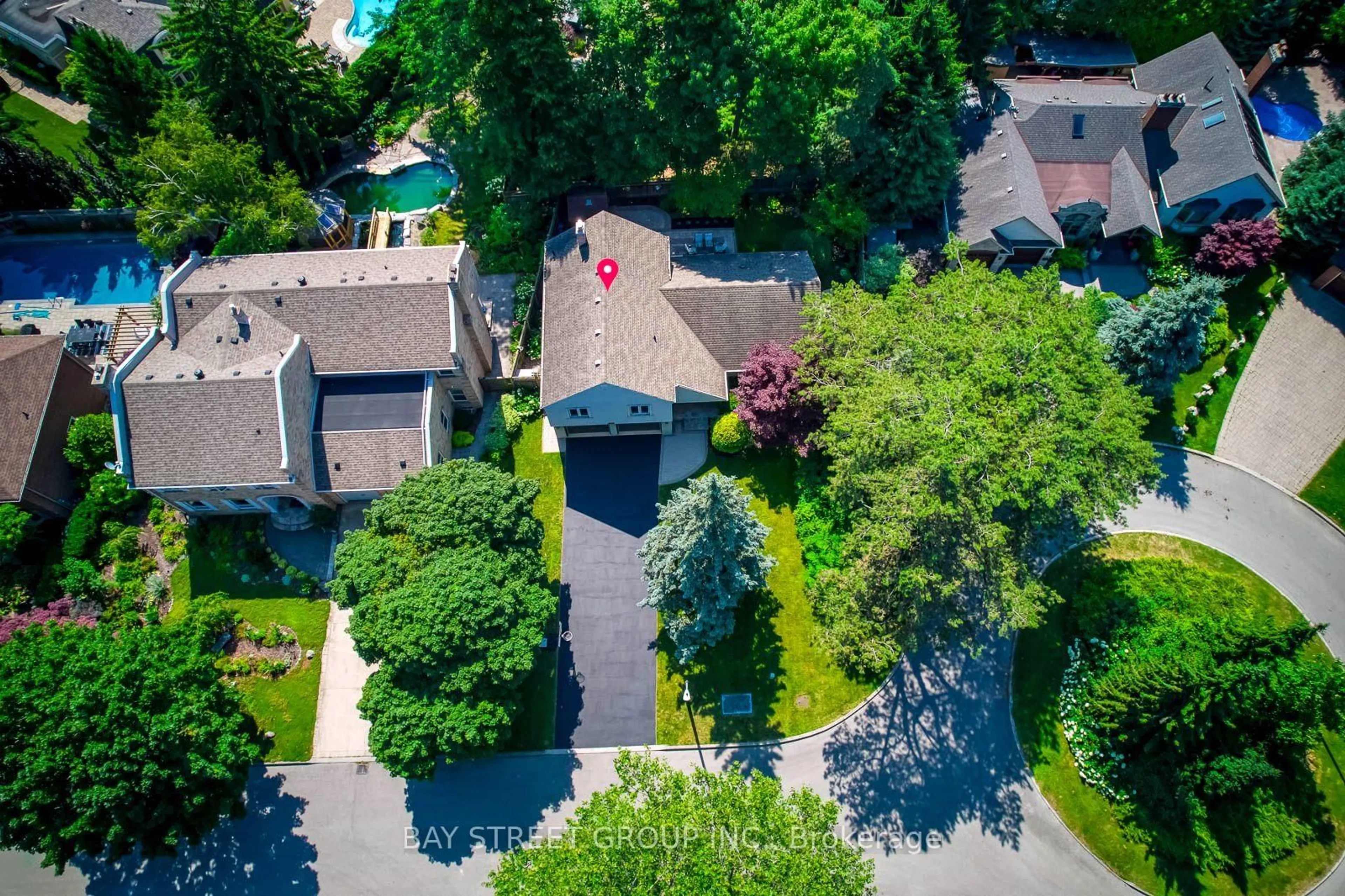 A pic from outside/outdoor area/front of a property/back of a property/a pic from drone, street for 2234 Bennington Gate, Oakville Ontario L6J 5Z5