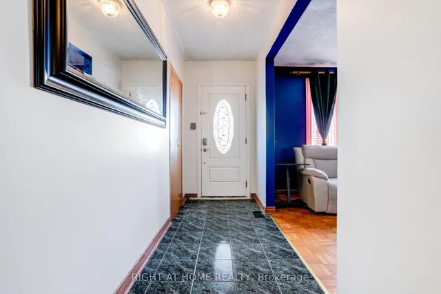 4 Leslie St, Brampton 2
