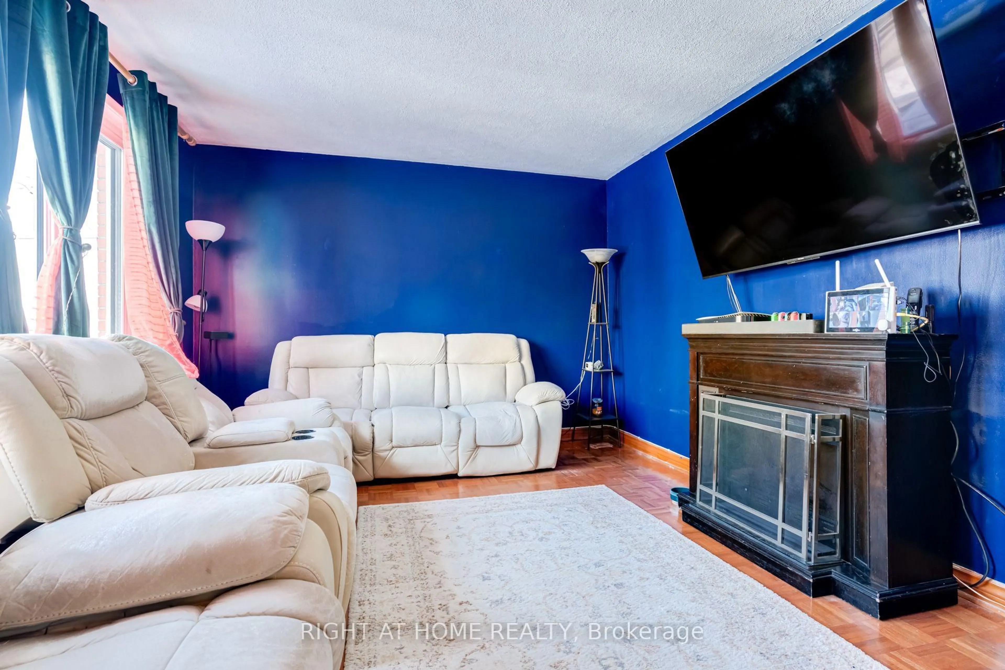 Living room with furniture, unknown for 4 Leslie St, Brampton Ontario L6X 2J4