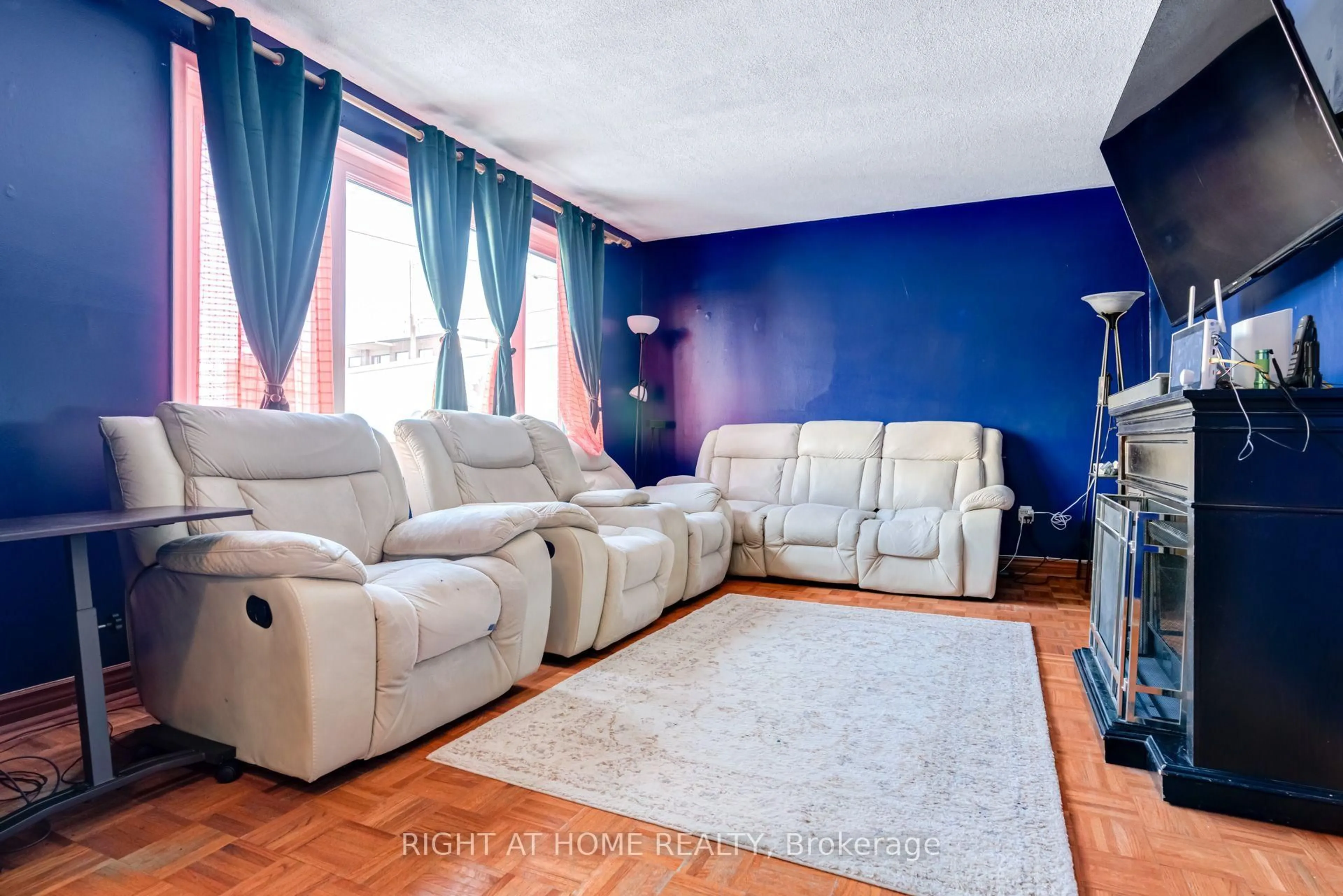 Living room with furniture, unknown for 4 Leslie St, Brampton Ontario L6X 2J4