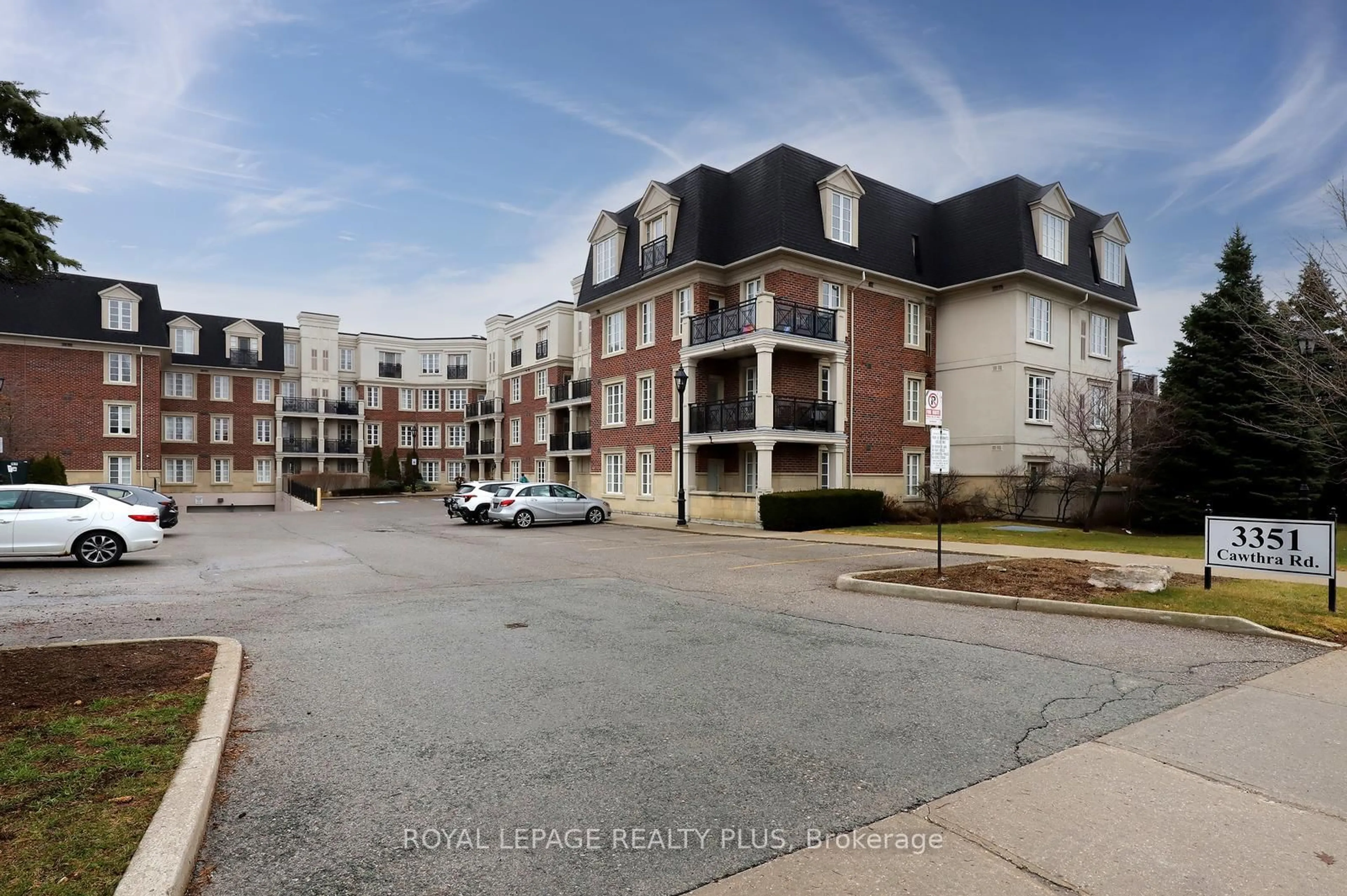 A pic from outside/outdoor area/front of a property/back of a property/a pic from drone, street for 3351 Cawthra Rd #215, Mississauga Ontario L5A 4N5