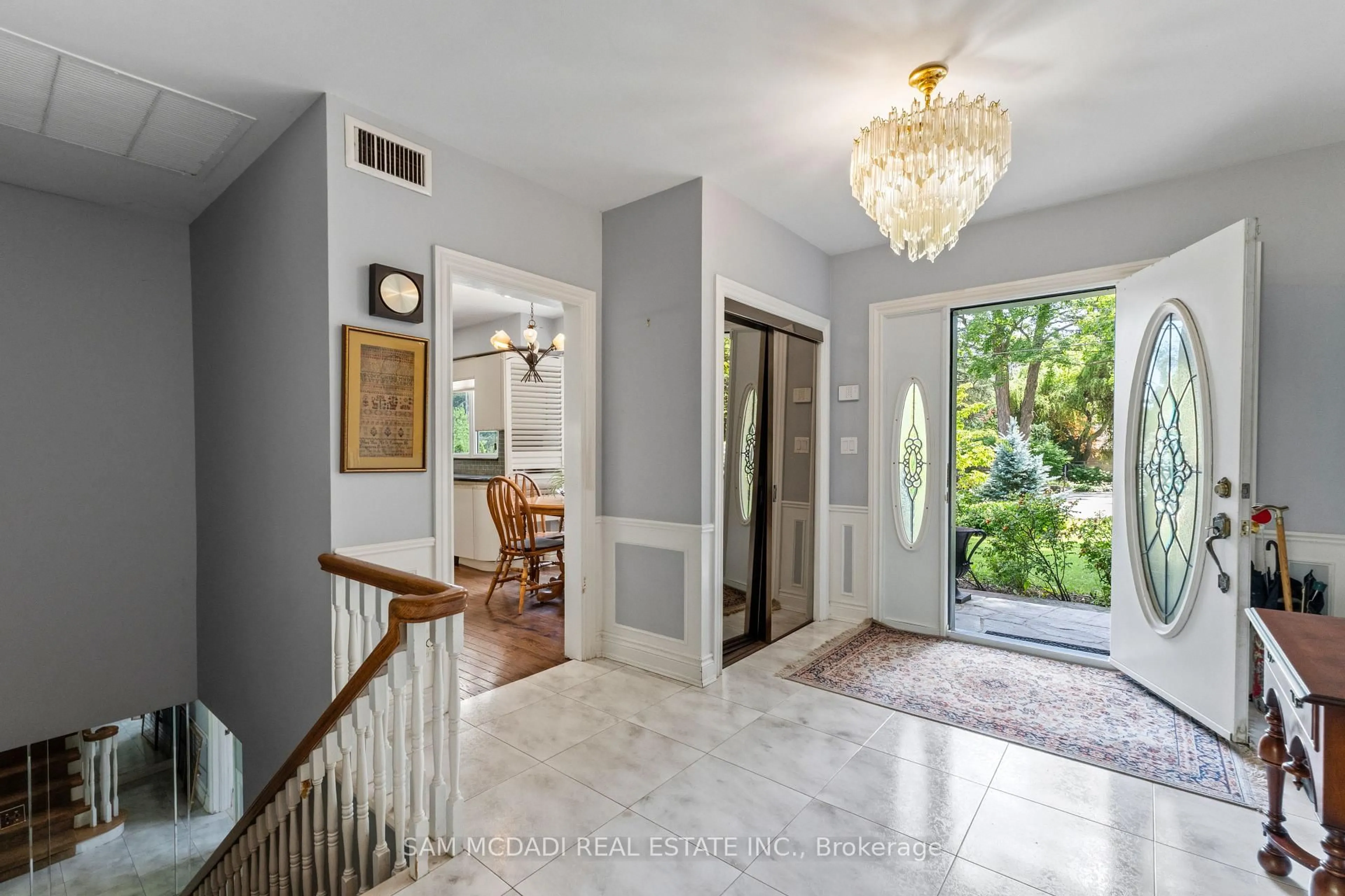 Indoor entryway for 461 Temagami Cres, Mississauga Ontario L5H 1S9