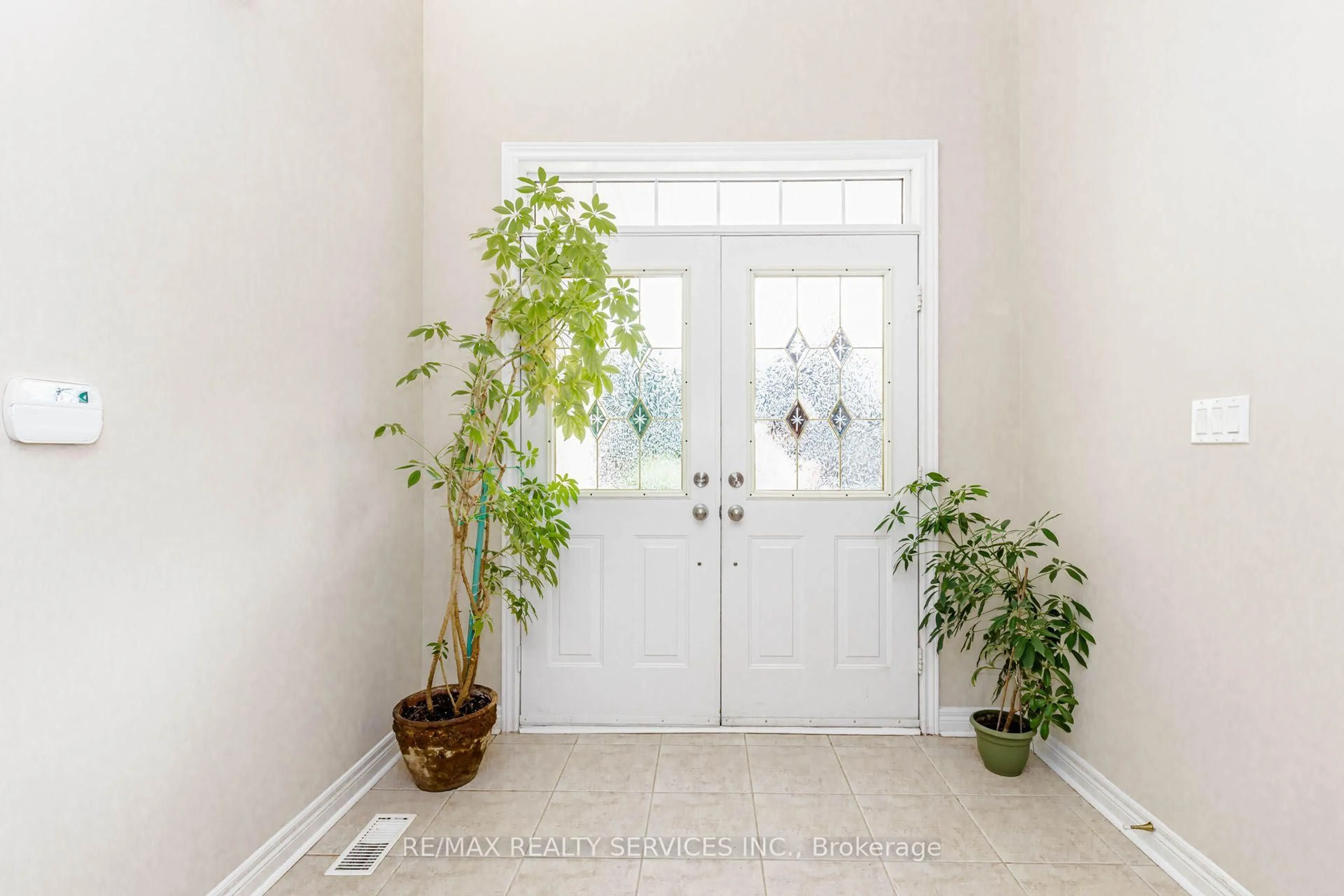Indoor entryway for 128 Valleywood Blvd, Caledon Ontario L7C 1B3
