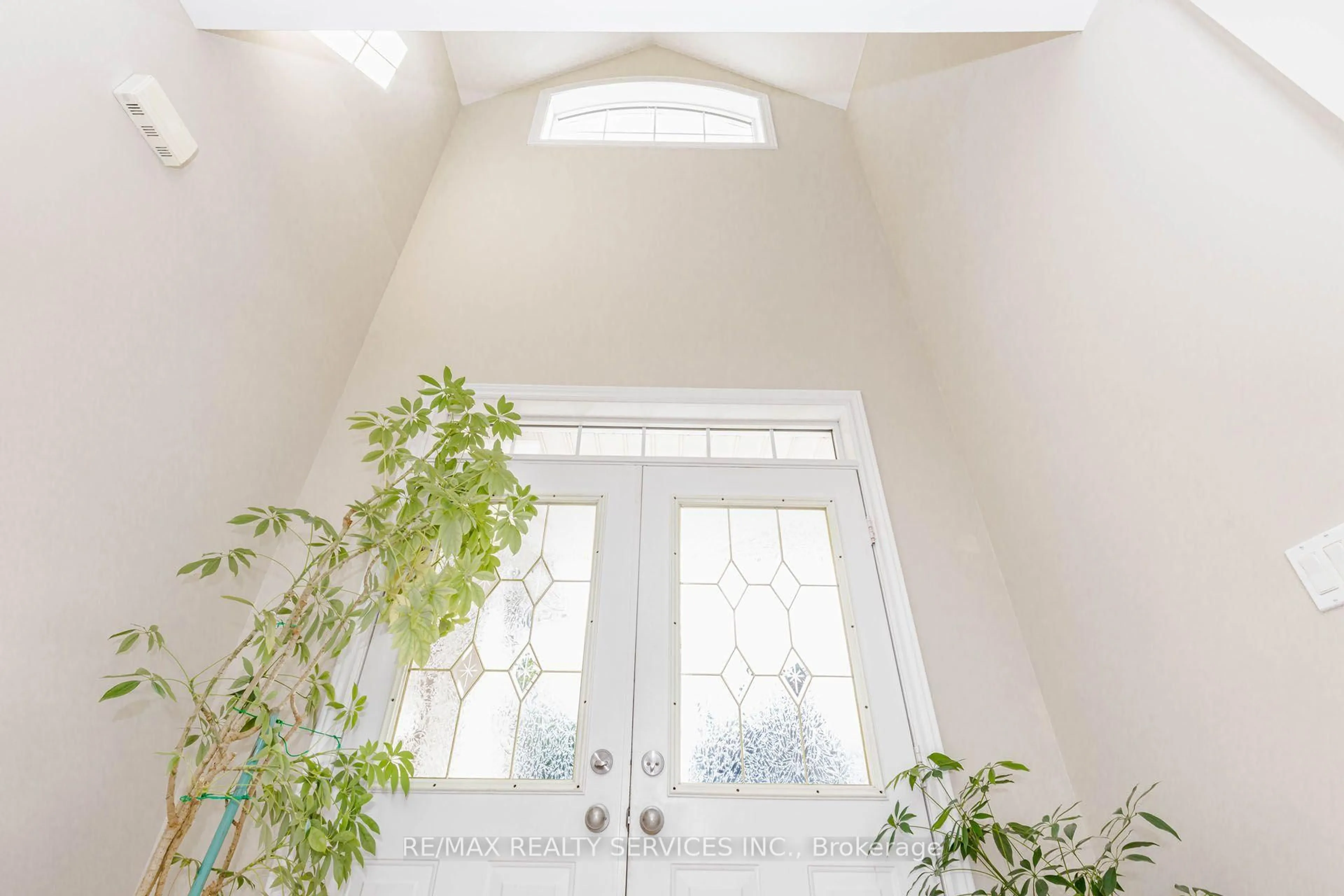 Indoor entryway for 128 Valleywood Blvd, Caledon Ontario L7C 1B3