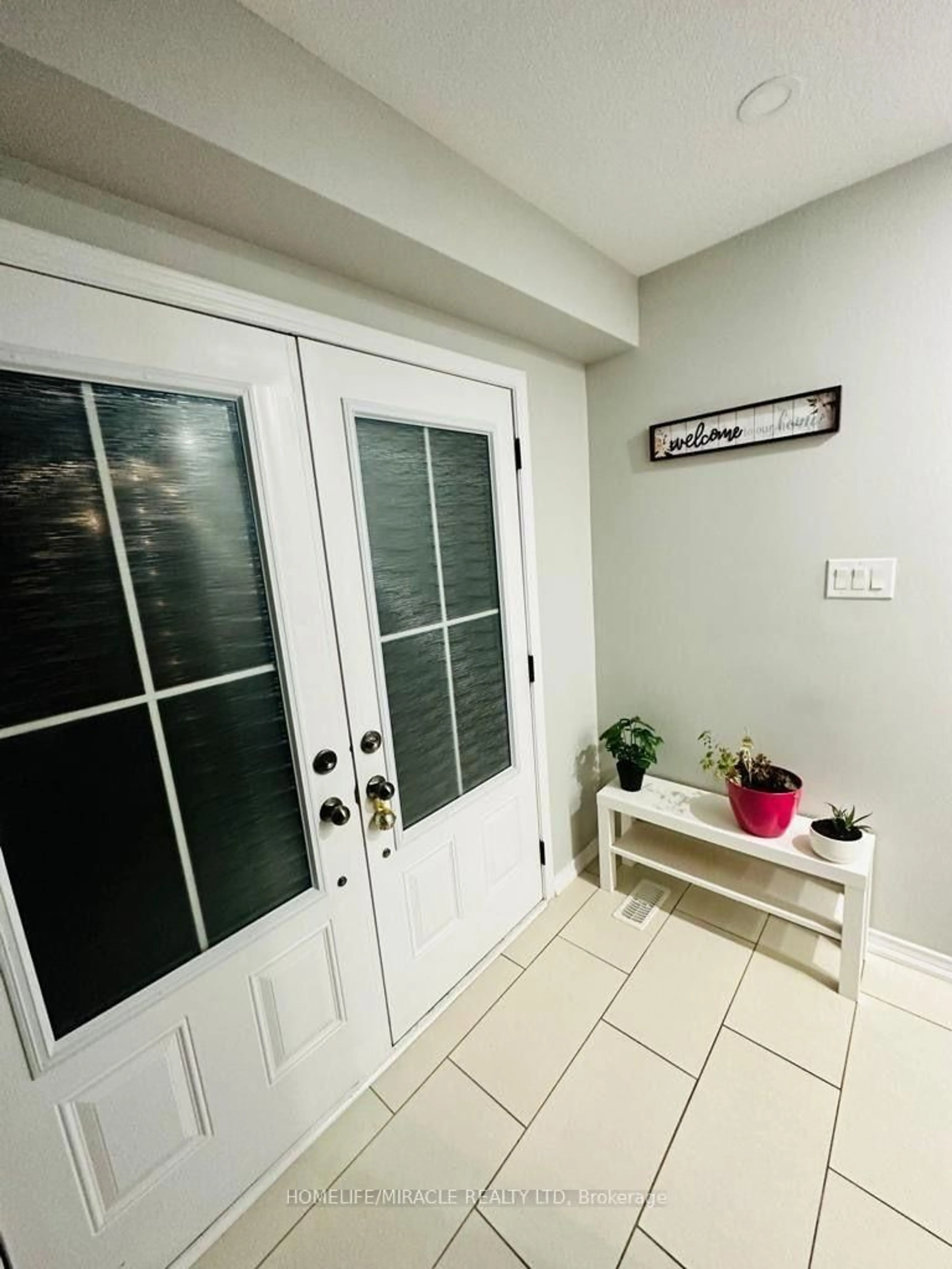Indoor entryway for 154 Golden Springs Dr, Brampton Ontario L7A 4N7