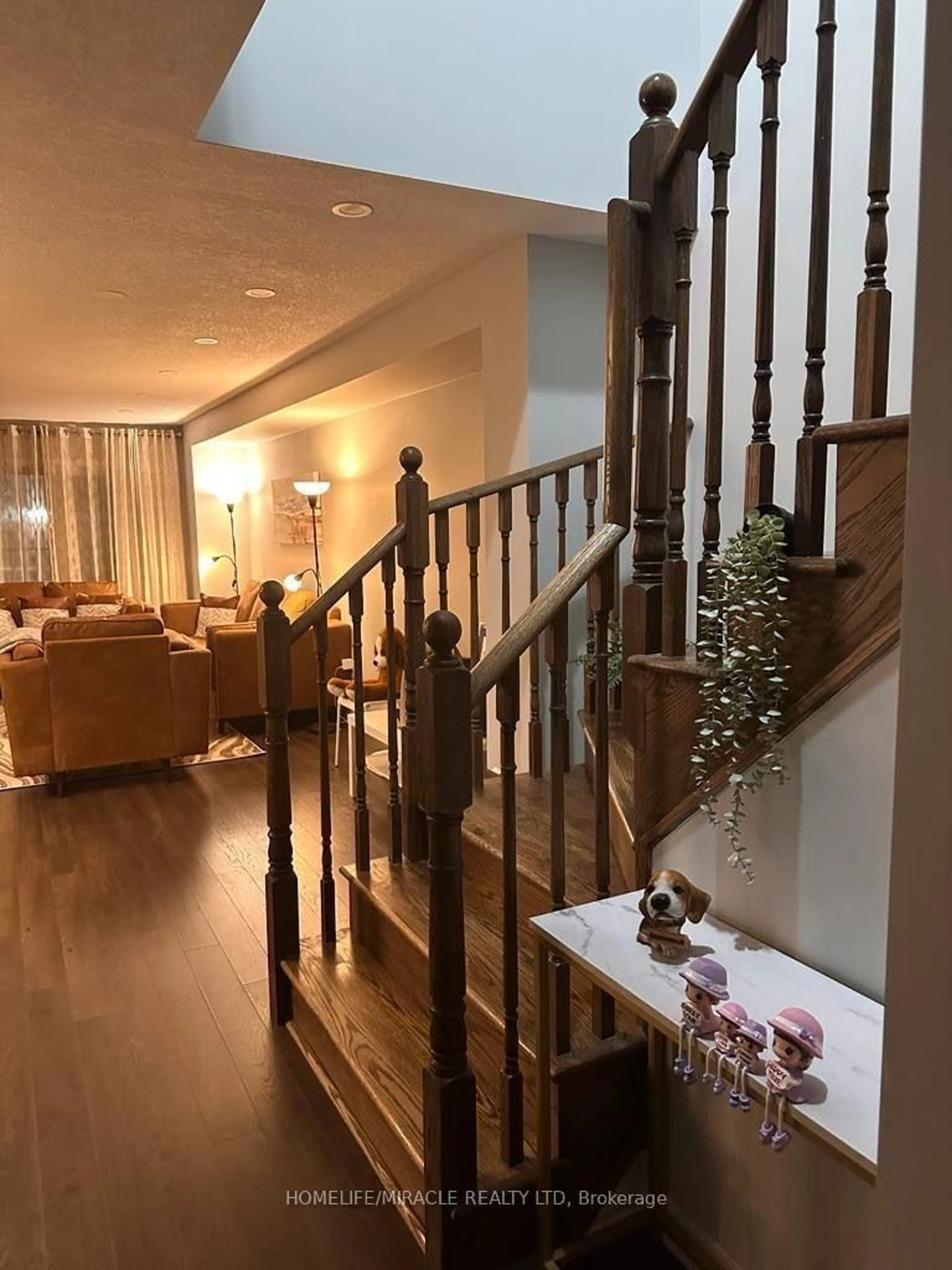 Indoor foyer for 154 Golden Springs Dr, Brampton Ontario L7A 4N7
