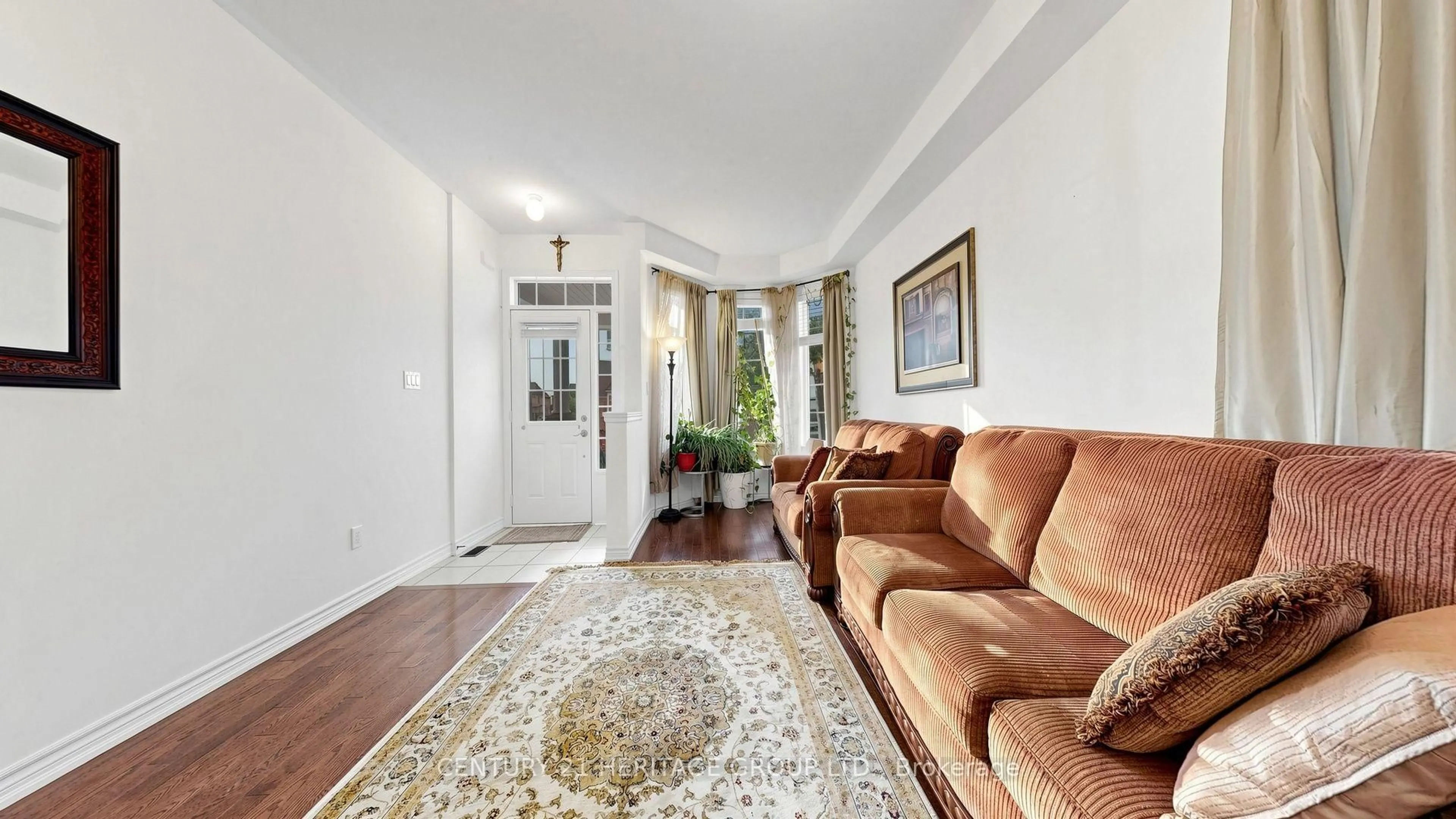 Living room with furniture, unknown for 1491 Haws Cres, Milton Ontario L9T 8V1