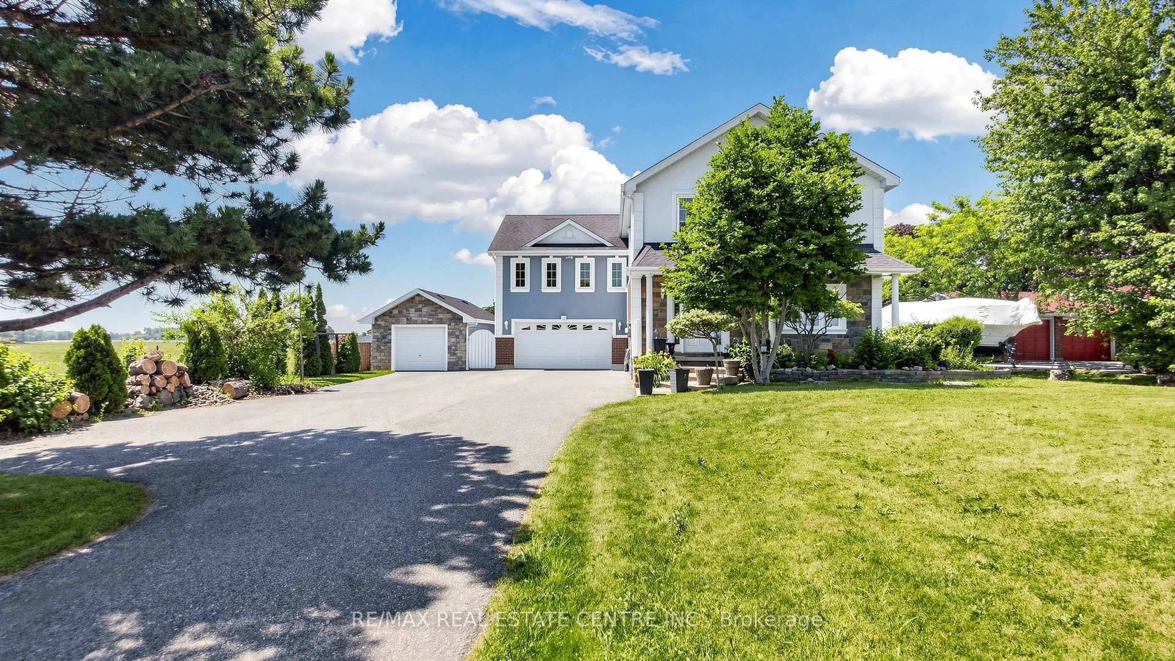 Home with vinyl exterior material, street for 12806 Mississauga Rd, Caledon Ontario L7C 1W2