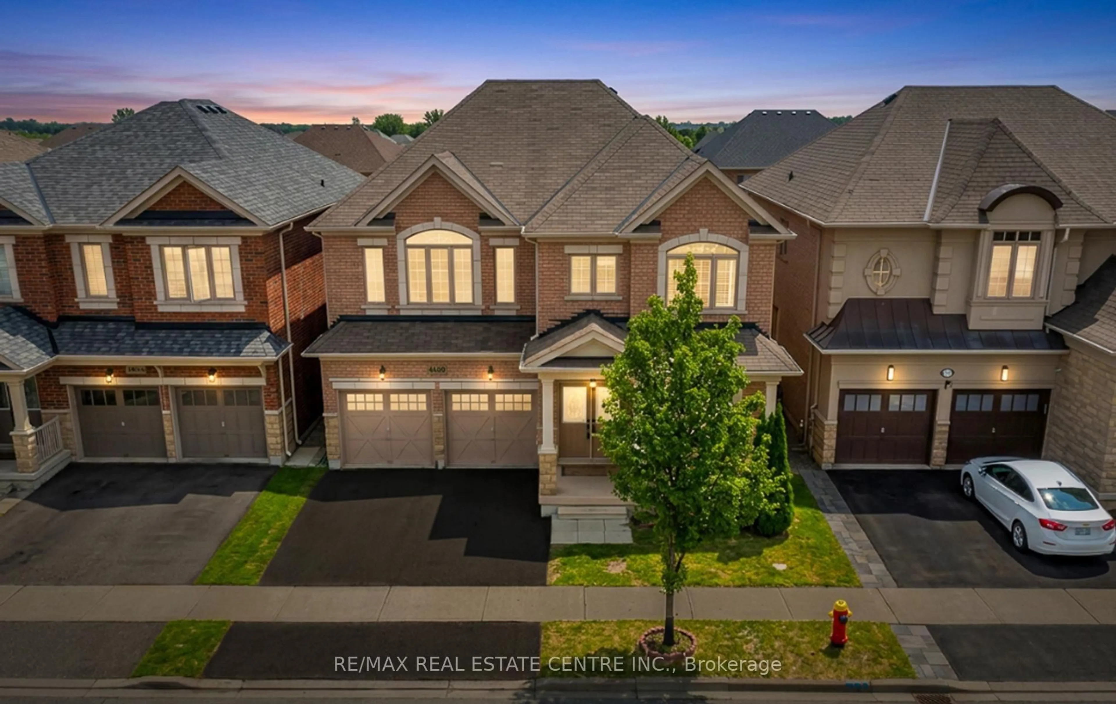A pic from outside/outdoor area/front of a property/back of a property/a pic from drone, street for 4640 Erwin Rd, Burlington Ontario L7M 0L6