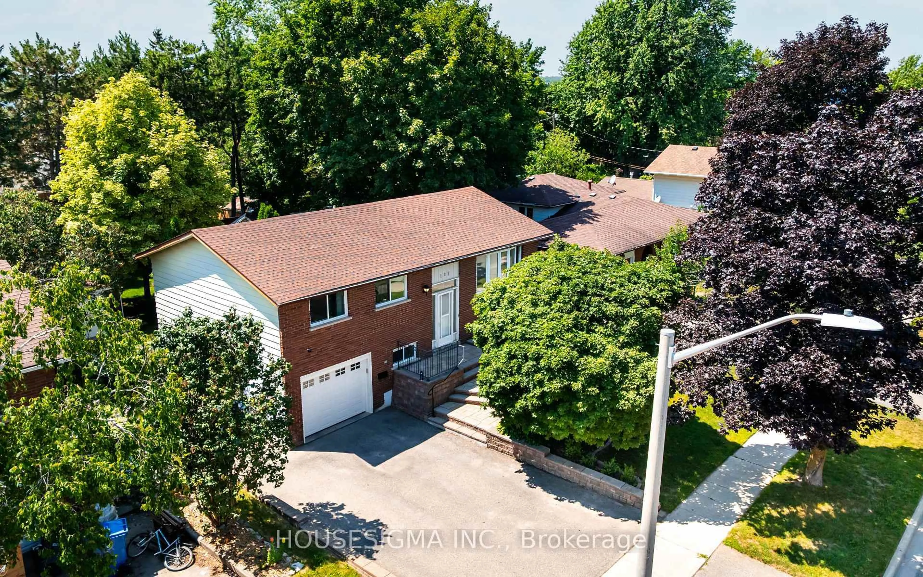 A pic from outside/outdoor area/front of a property/back of a property/a pic from drone, street for 147 Church St, Orangeville Ontario L9W 1P3