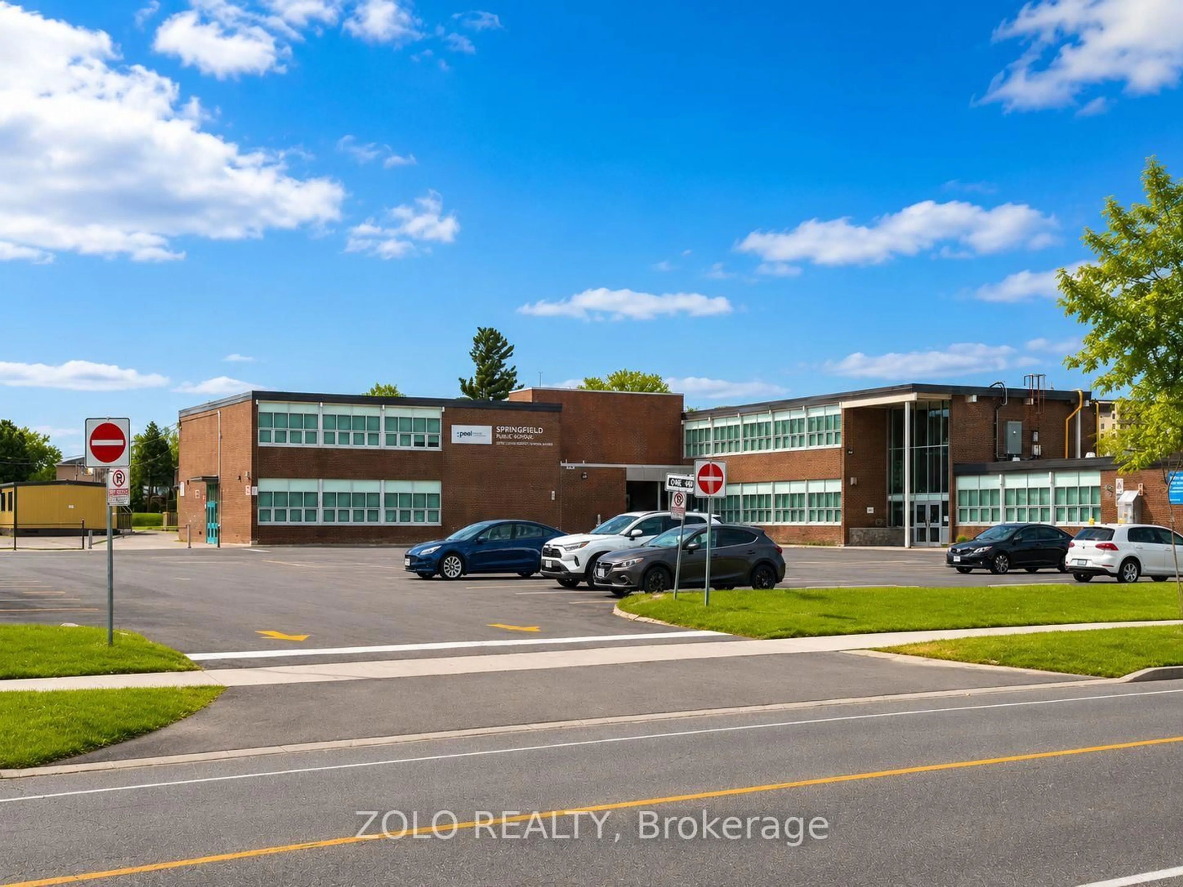 A pic from outside/outdoor area/front of a property/back of a property/a pic from drone, building for 3250 The Credit Woodlands #16, Mississauga Ontario L5C 2J6