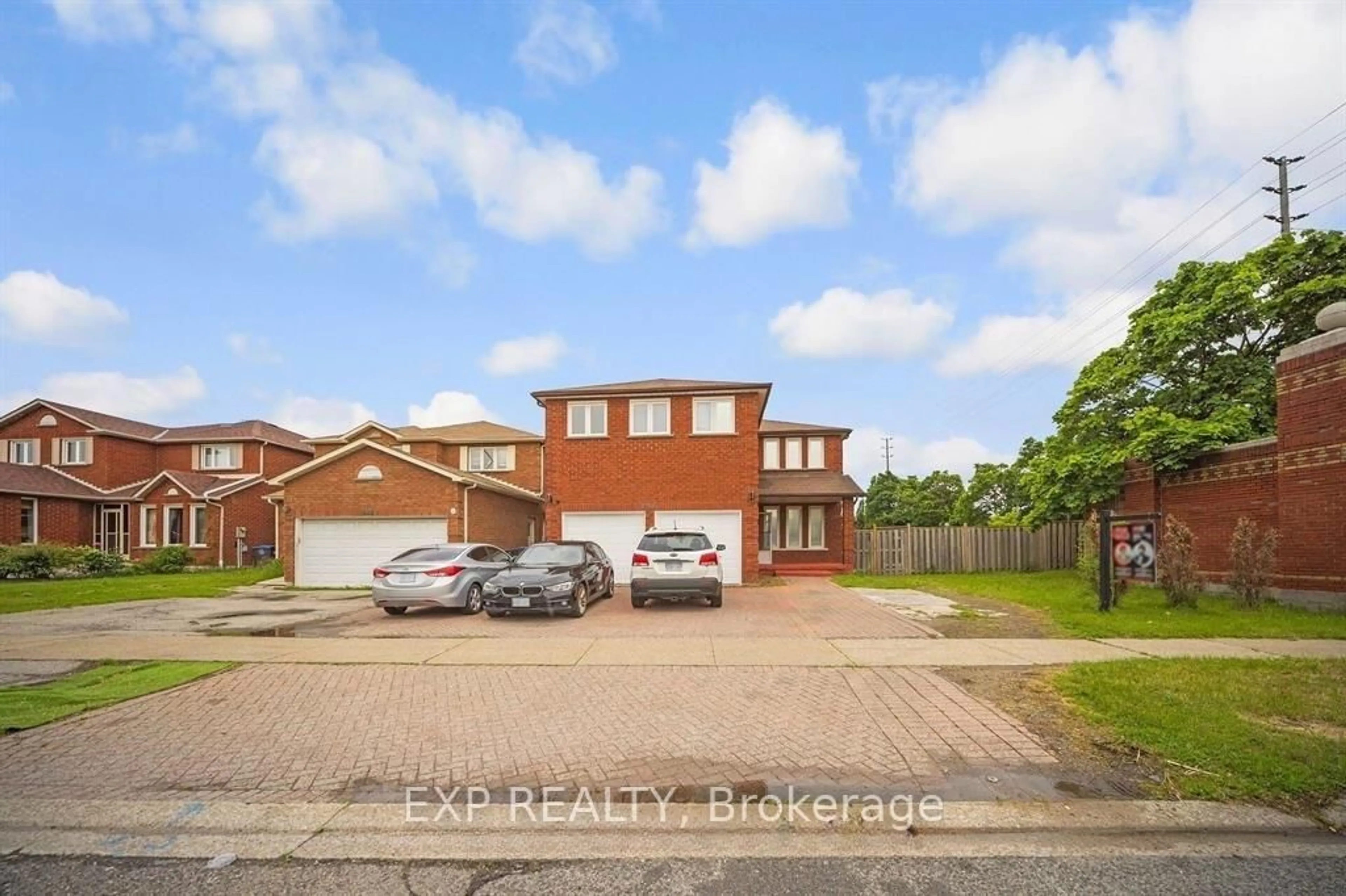 A pic from outside/outdoor area/front of a property/back of a property/a pic from drone, street for 692 Huntington Ridge Dr, Mississauga Ontario L5R 1Z5