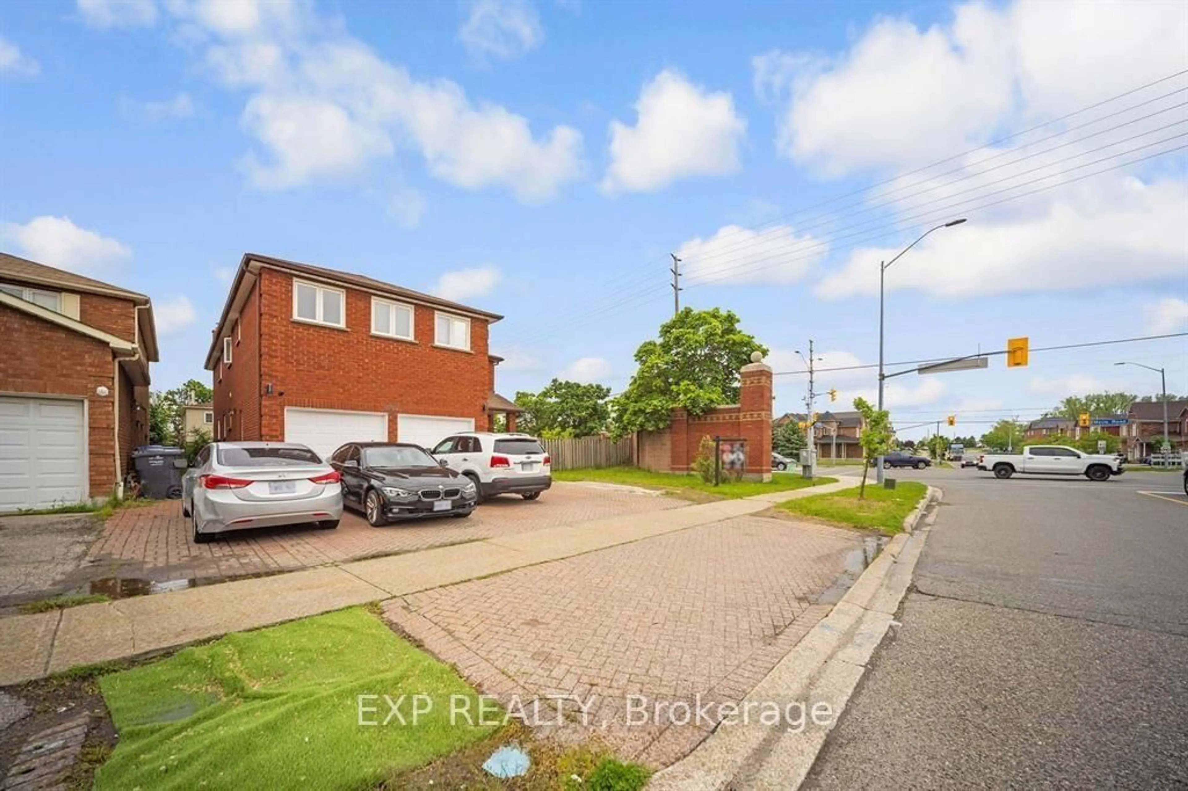 A pic from outside/outdoor area/front of a property/back of a property/a pic from drone, street for 692 Huntington Ridge Dr, Mississauga Ontario L5R 1Z5