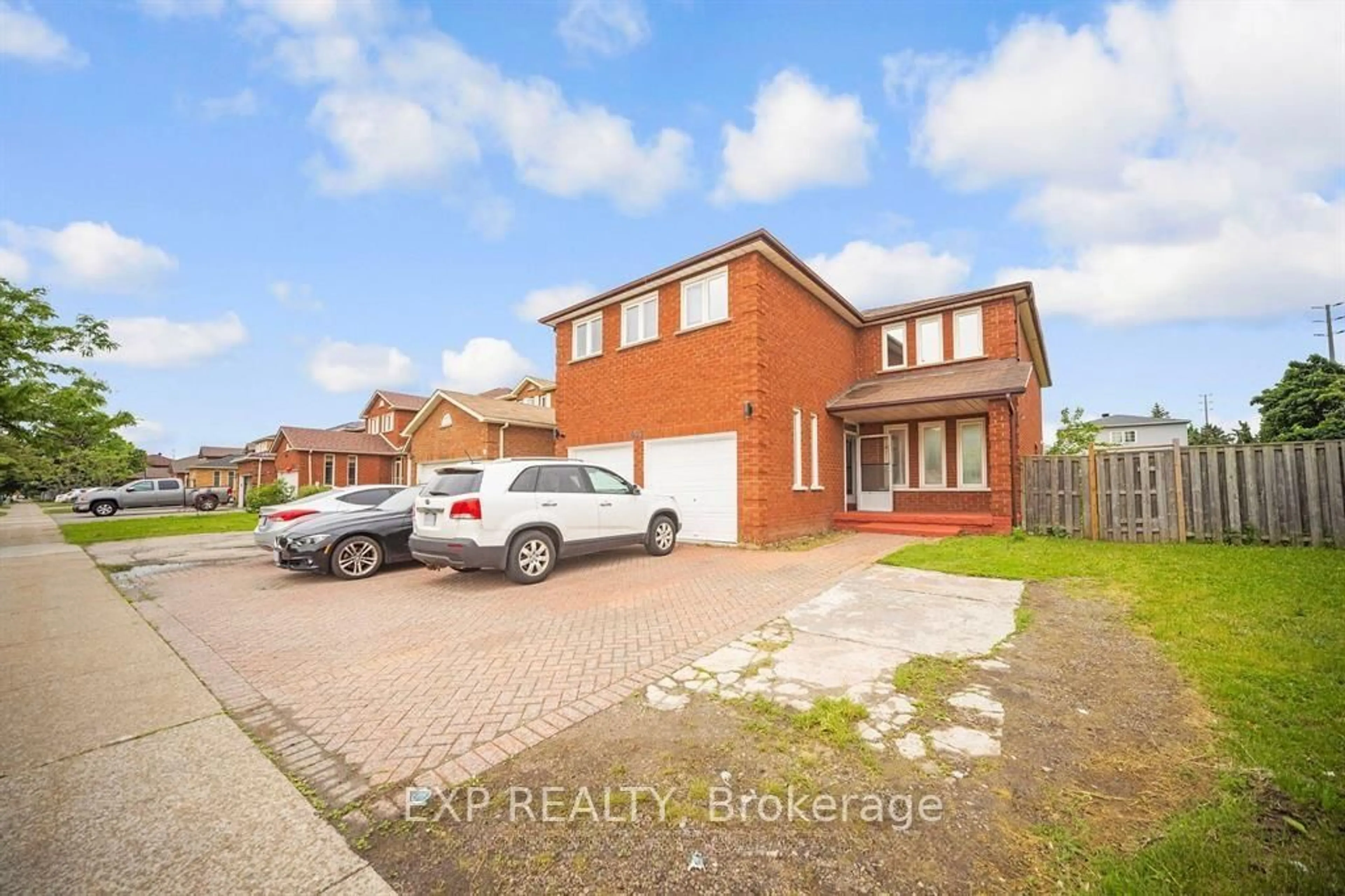 A pic from outside/outdoor area/front of a property/back of a property/a pic from drone, street for 692 Huntington Ridge Dr, Mississauga Ontario L5R 1Z5