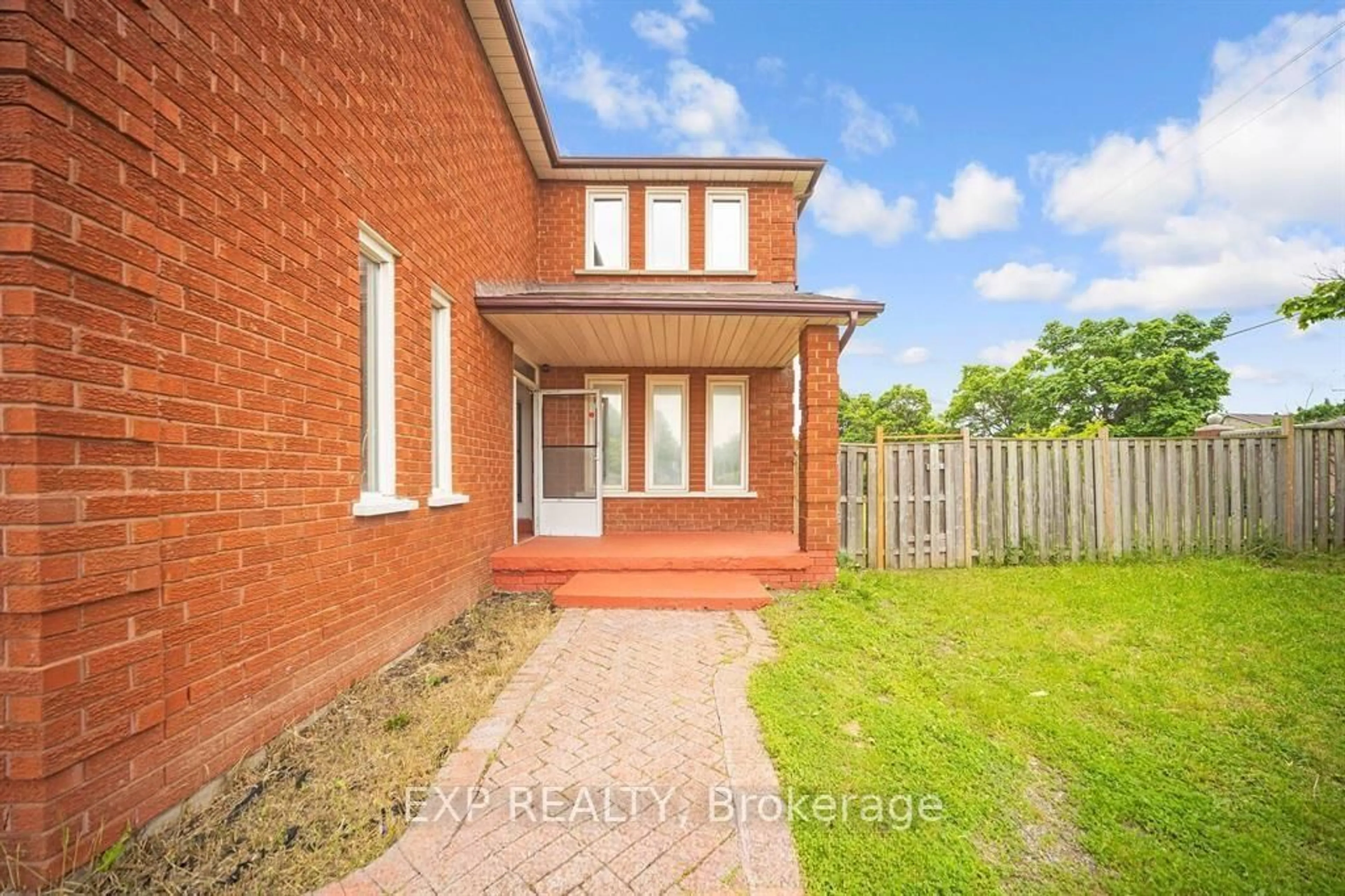 A pic from outside/outdoor area/front of a property/back of a property/a pic from drone, street for 692 Huntington Ridge Dr, Mississauga Ontario L5R 1Z5