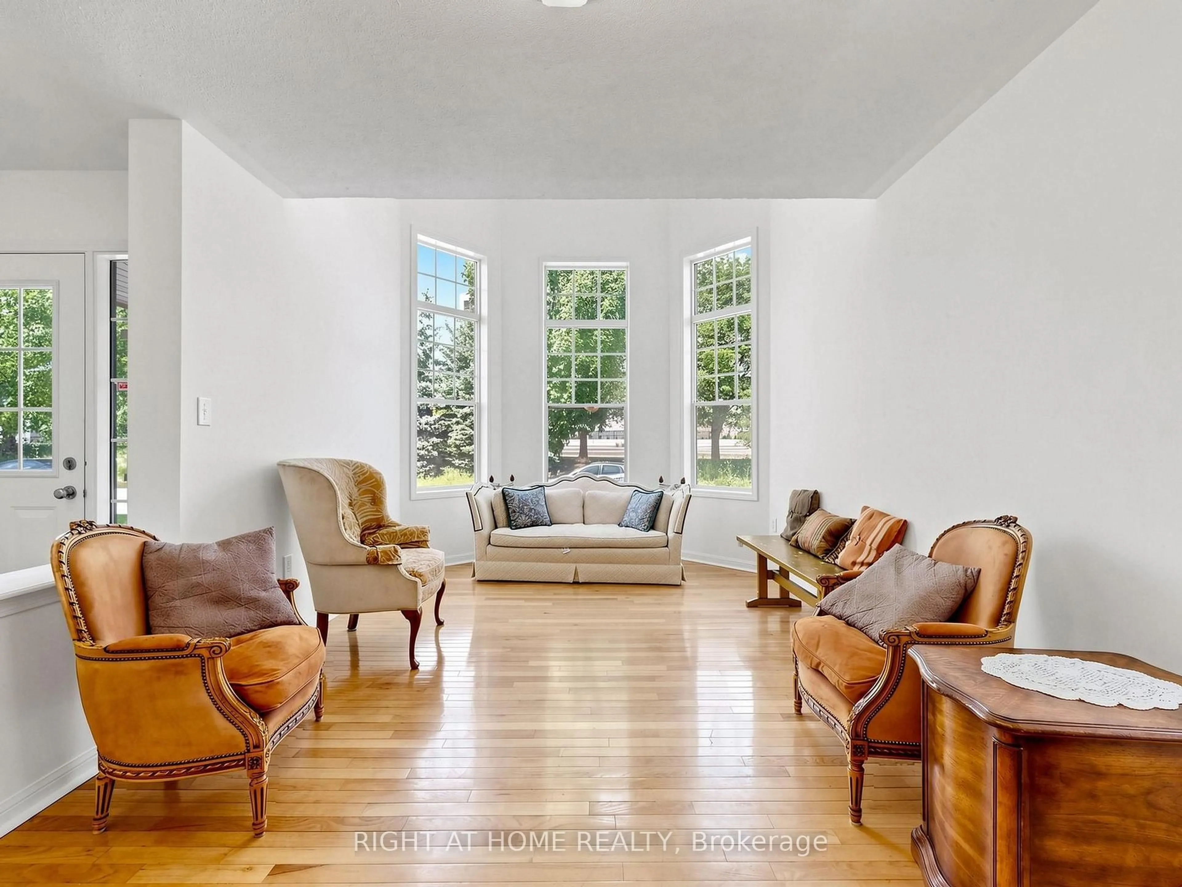 Living room with furniture, unknown for 3114 Scotscraig Cres, Oakville Ontario L6M 5G8