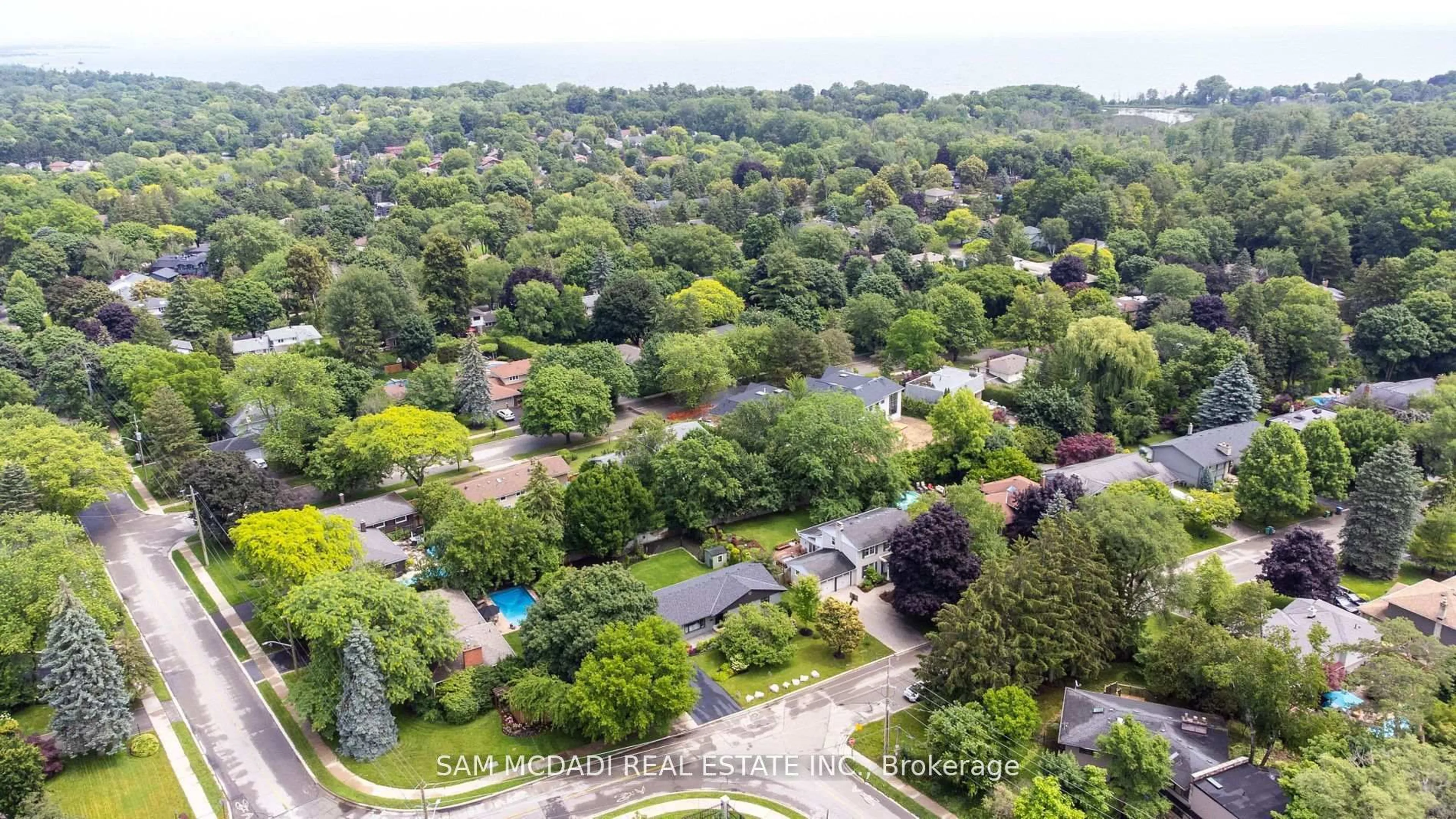 A pic from outside/outdoor area/front of a property/back of a property/a pic from drone, unknown for 927 Ingersoll Crt, Mississauga Ontario L5J 2S2